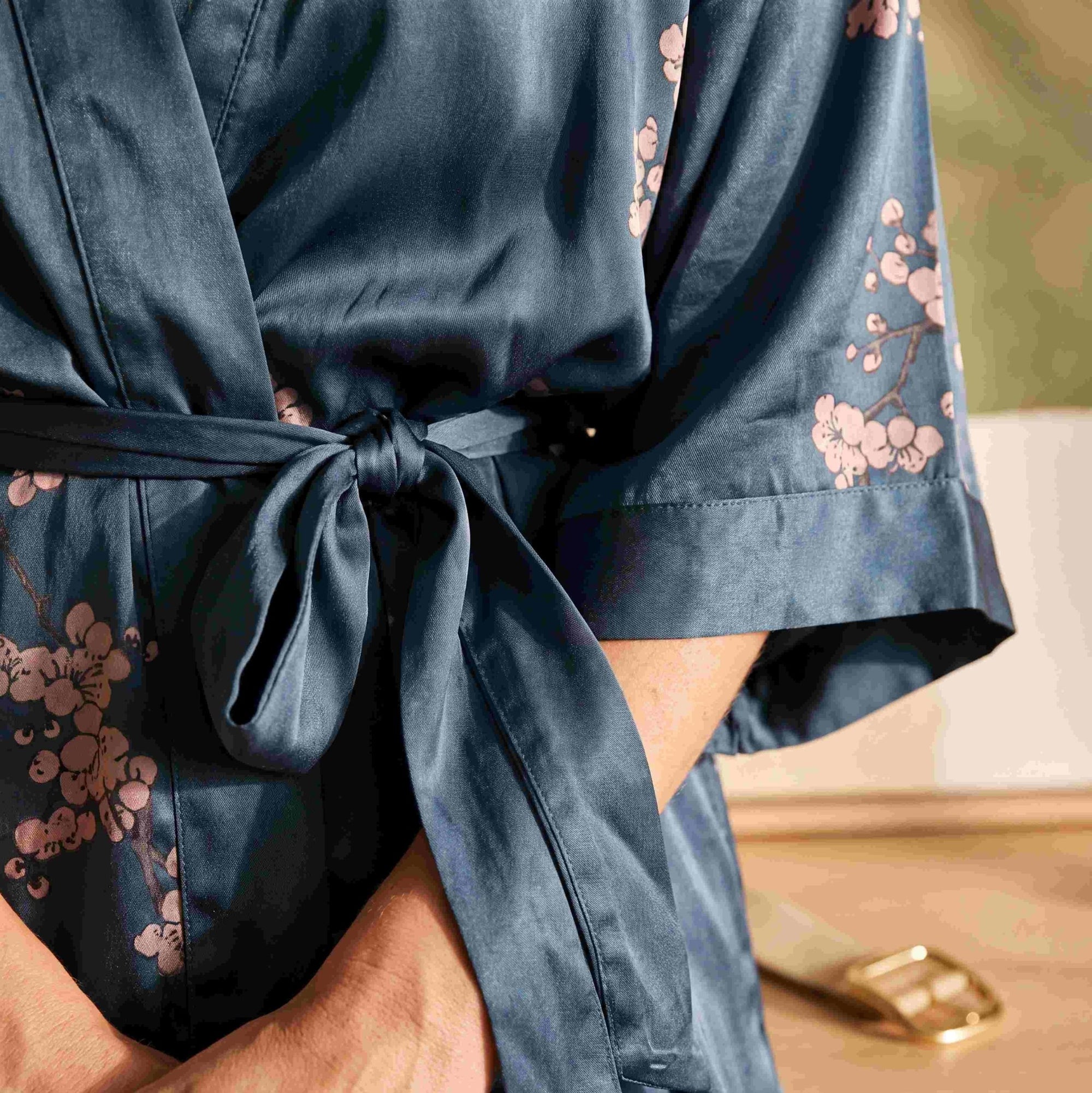Angie - Lune de Minuit : Kimono en satin, court et élégant - Amboria