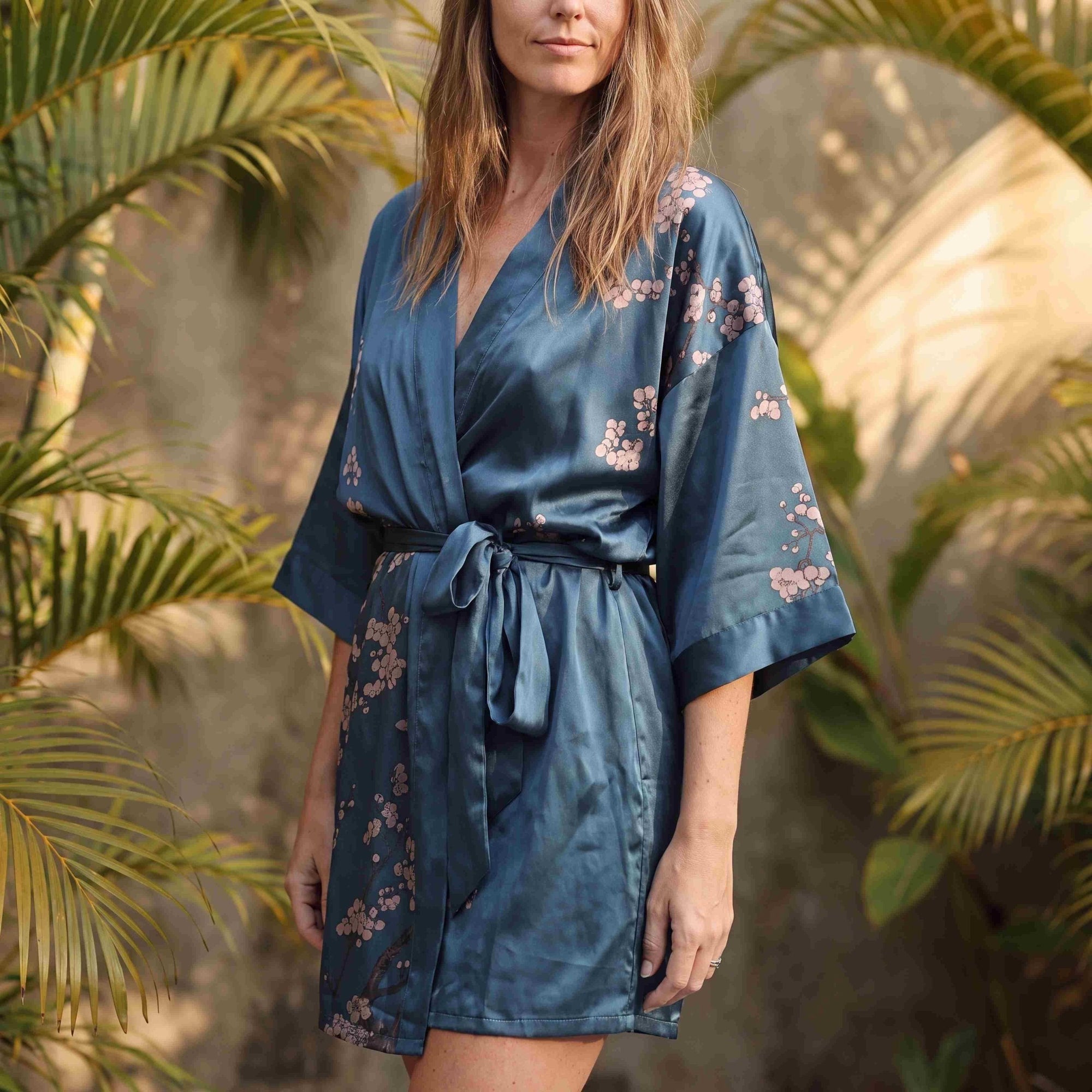Angie - Lune de Minuit : Kimono en satin, court et élégant - Amboria