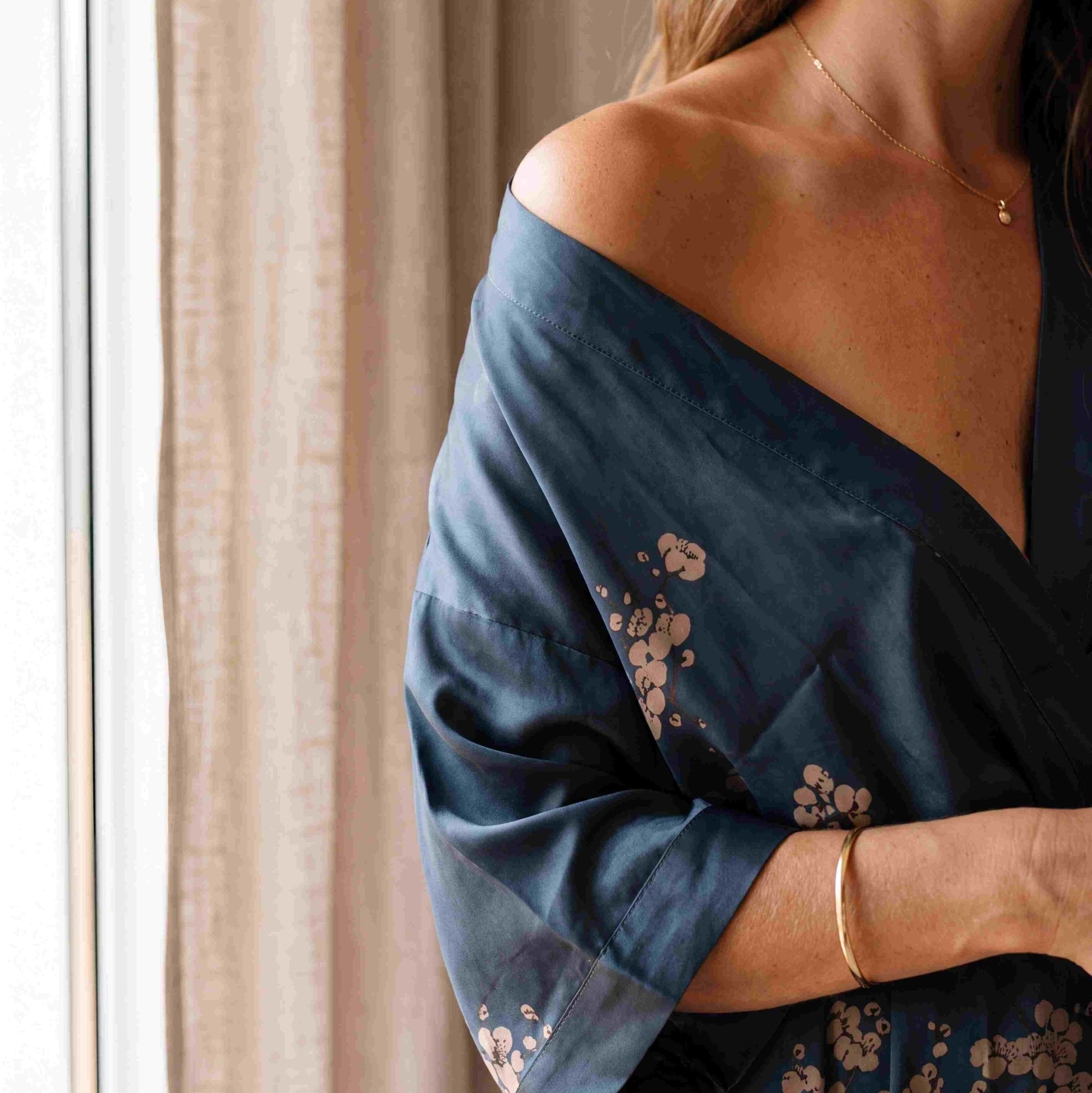 Angie - Lune de Minuit : Kimono en satin, court et élégant - Amboria