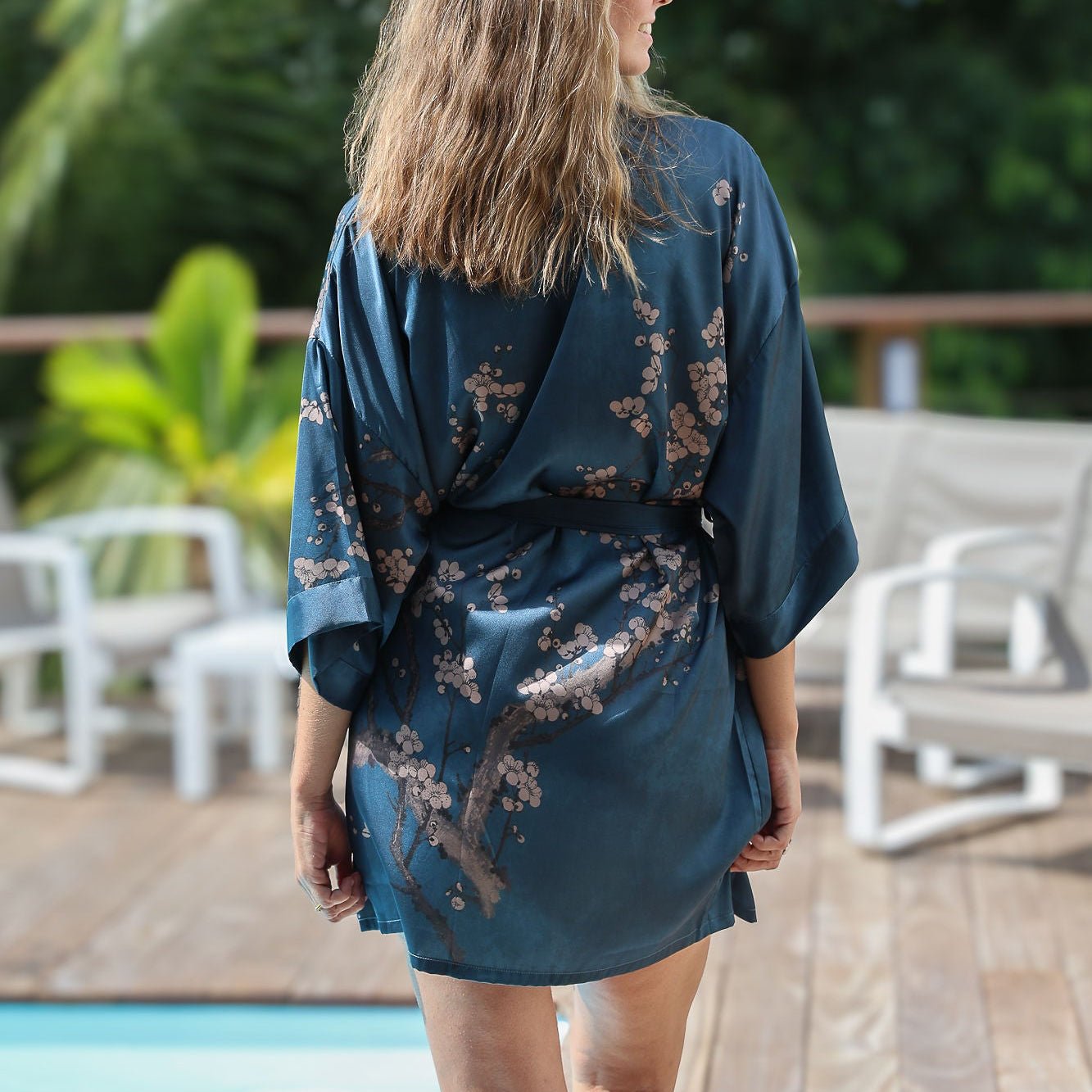 Angie - Lune de Minuit : Kimono en satin, court et élégant - Amboria