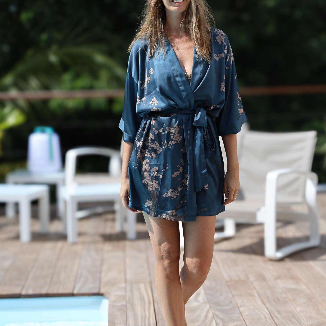 Angie - Lune de Minuit : Kimono en satin, court et élégant - Amboria