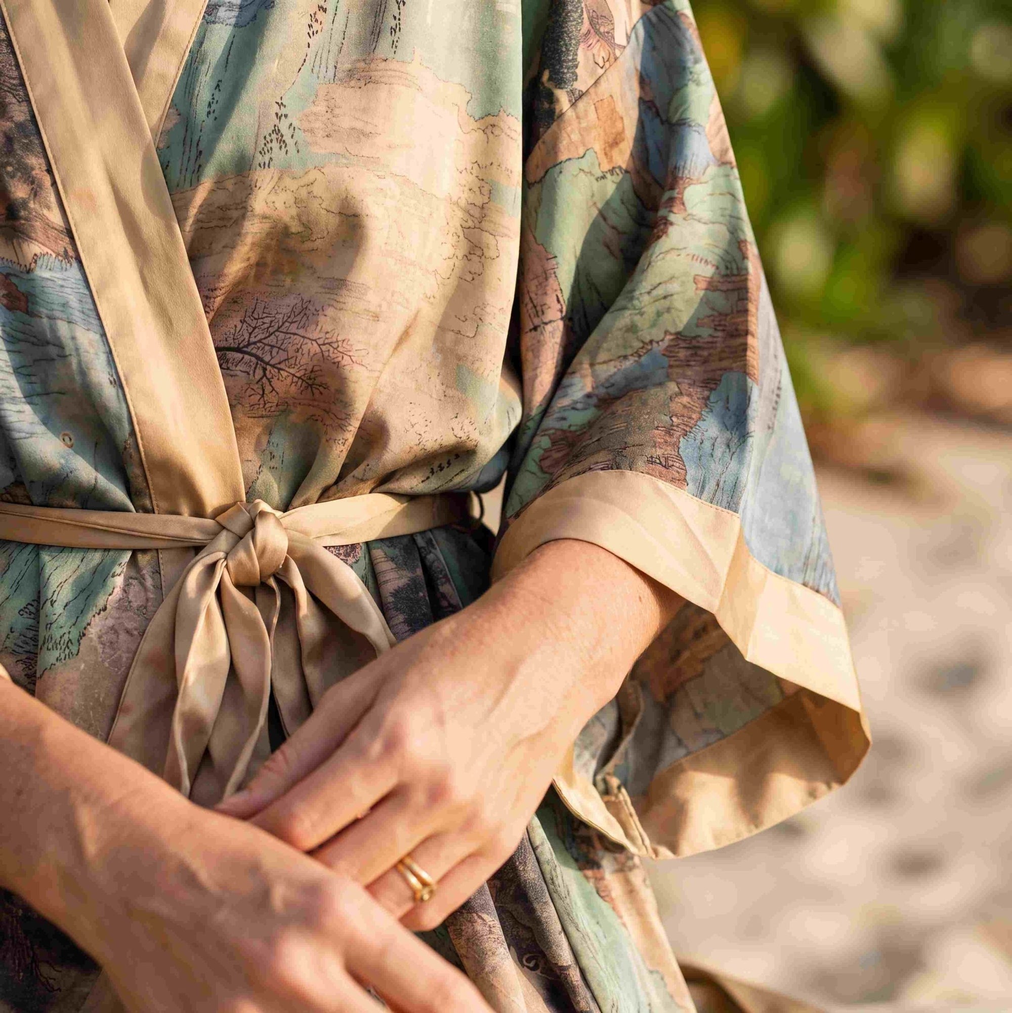 Angie - Rêve de Dunes : Kimono en satin, court et élégant - Amboria