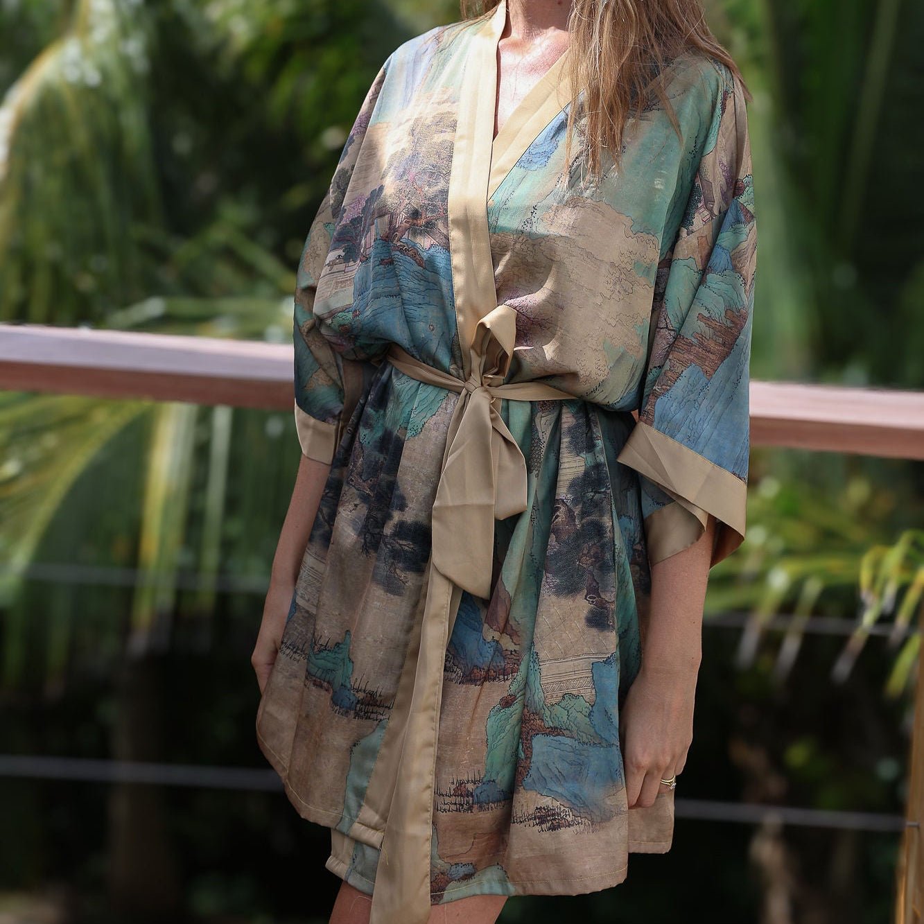 Angie - Rêve de Dunes : Kimono en satin, court et élégant - Amboria