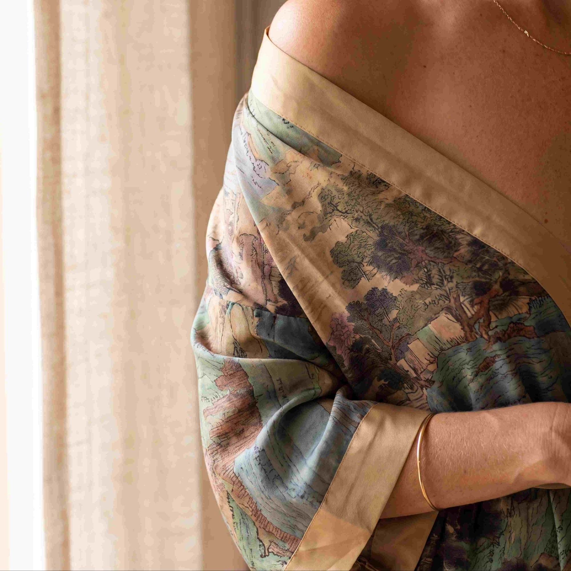 Angie - Rêve de Dunes : Kimono en satin, court et élégant - Amboria