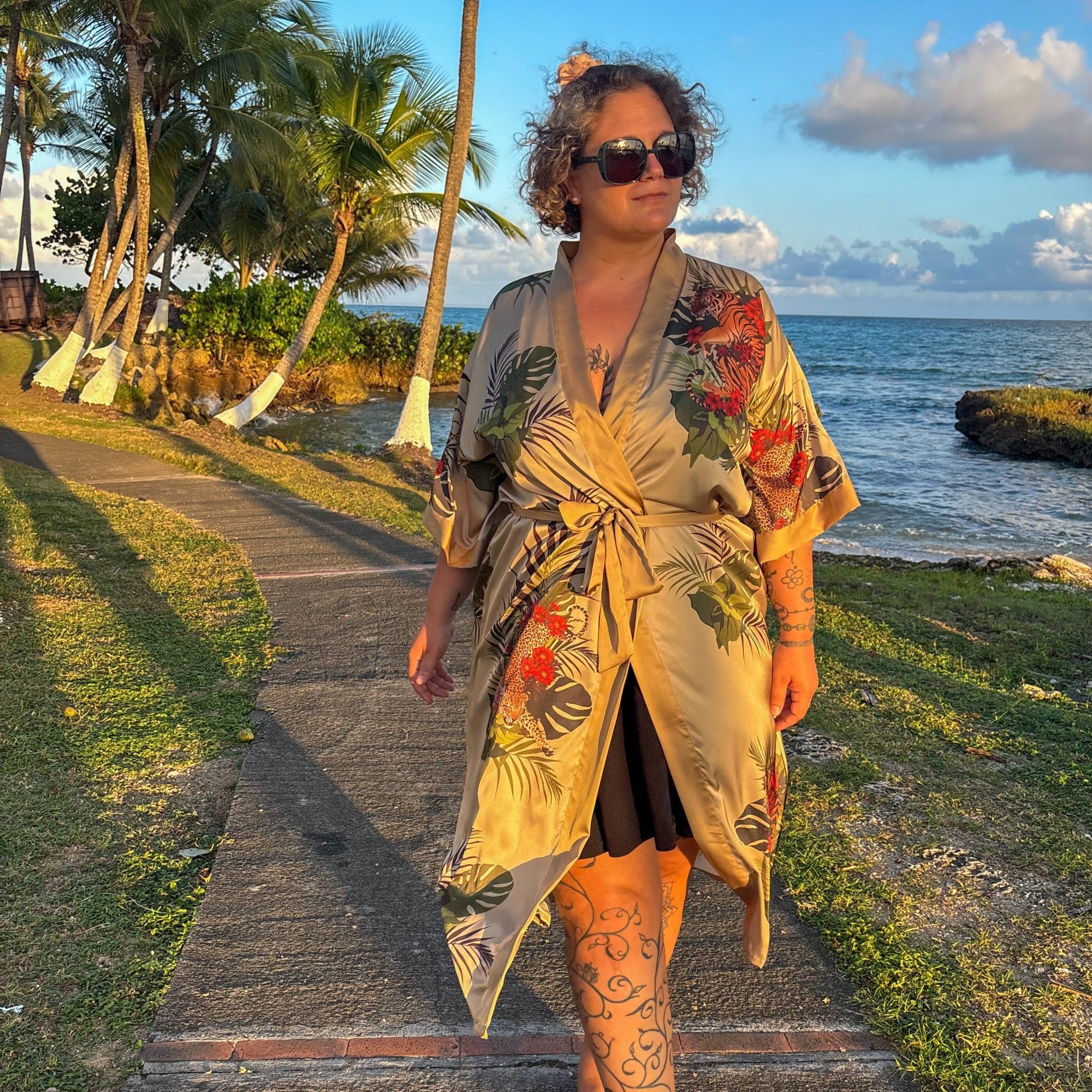 Betty – Beige champagne : Kimono long en satin de nuit à imprimé floral - Amboria