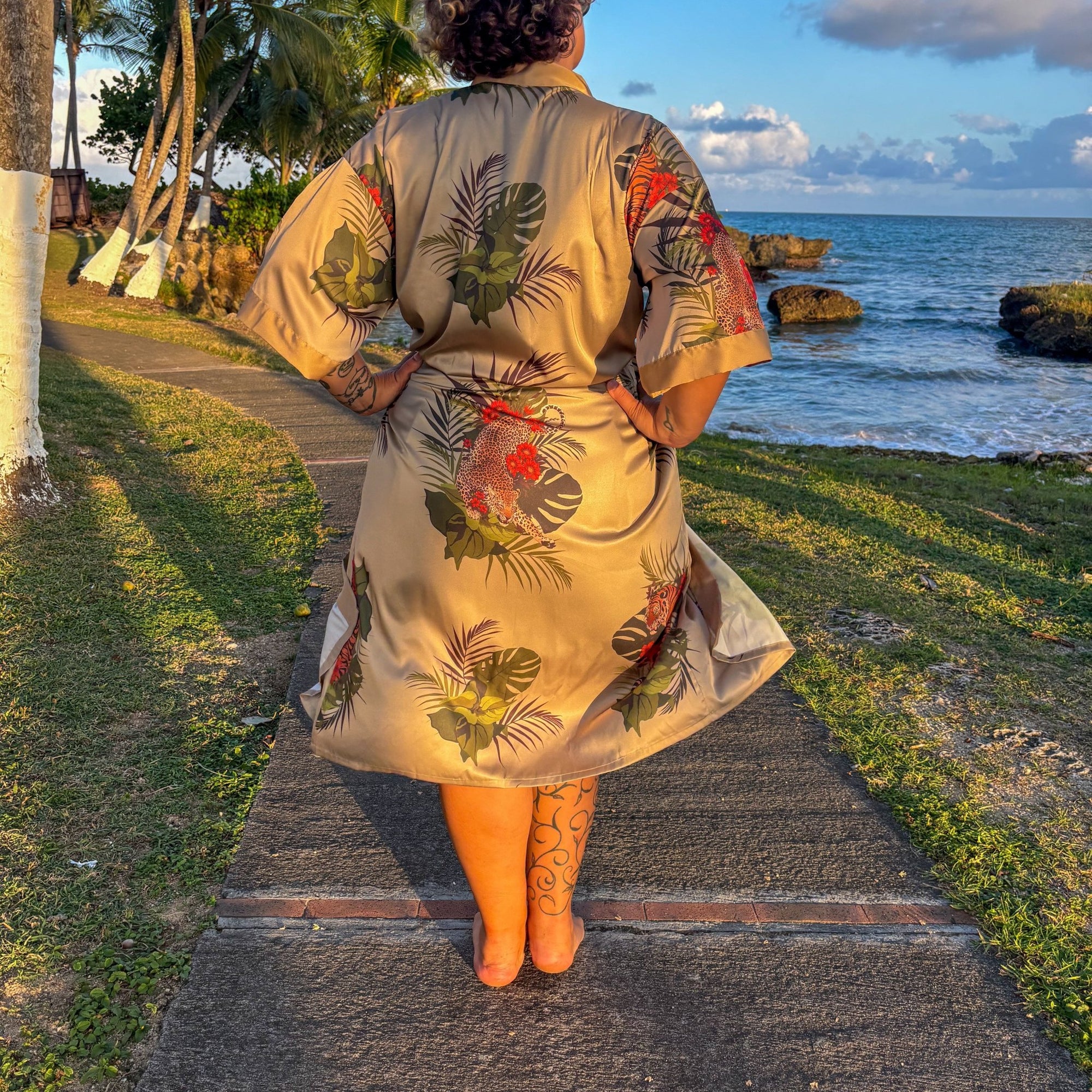 Betty – Beige champagne : Kimono long en satin de nuit à imprimé floral - Amboria