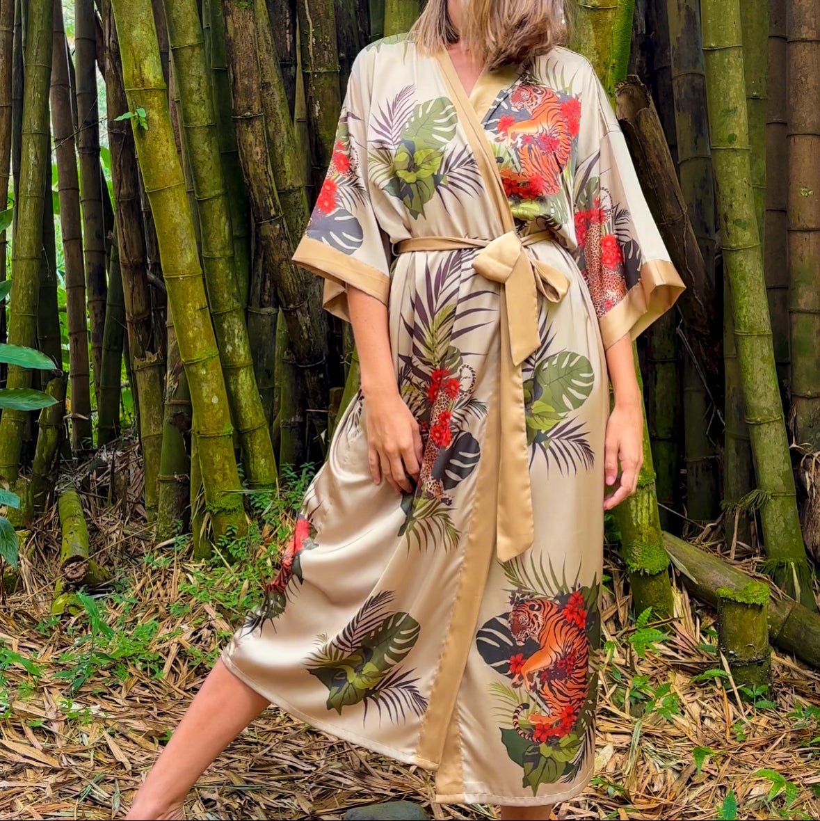 Betty – Beige champagne : Kimono long en satin de nuit à imprimé floral - Amboria