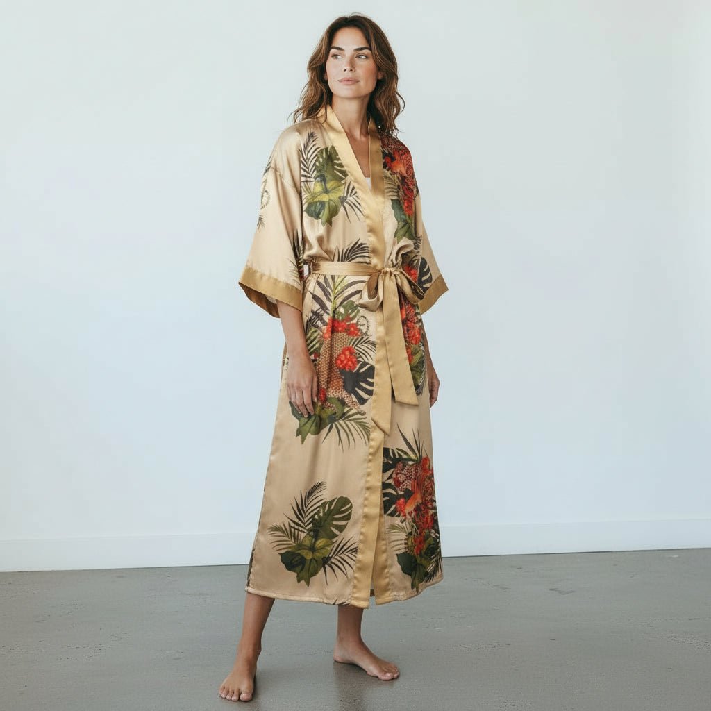 Betty – Beige champagne : Kimono long en satin de nuit à imprimé floral - Amboria