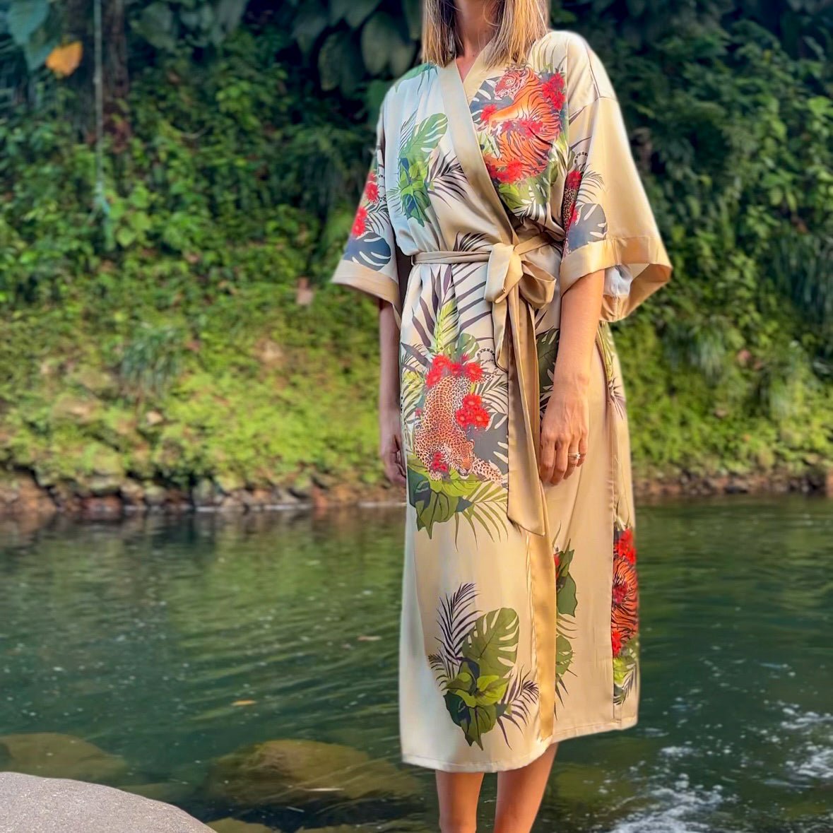 Betty – Beige champagne : Kimono long en satin de nuit à imprimé floral - Amboria