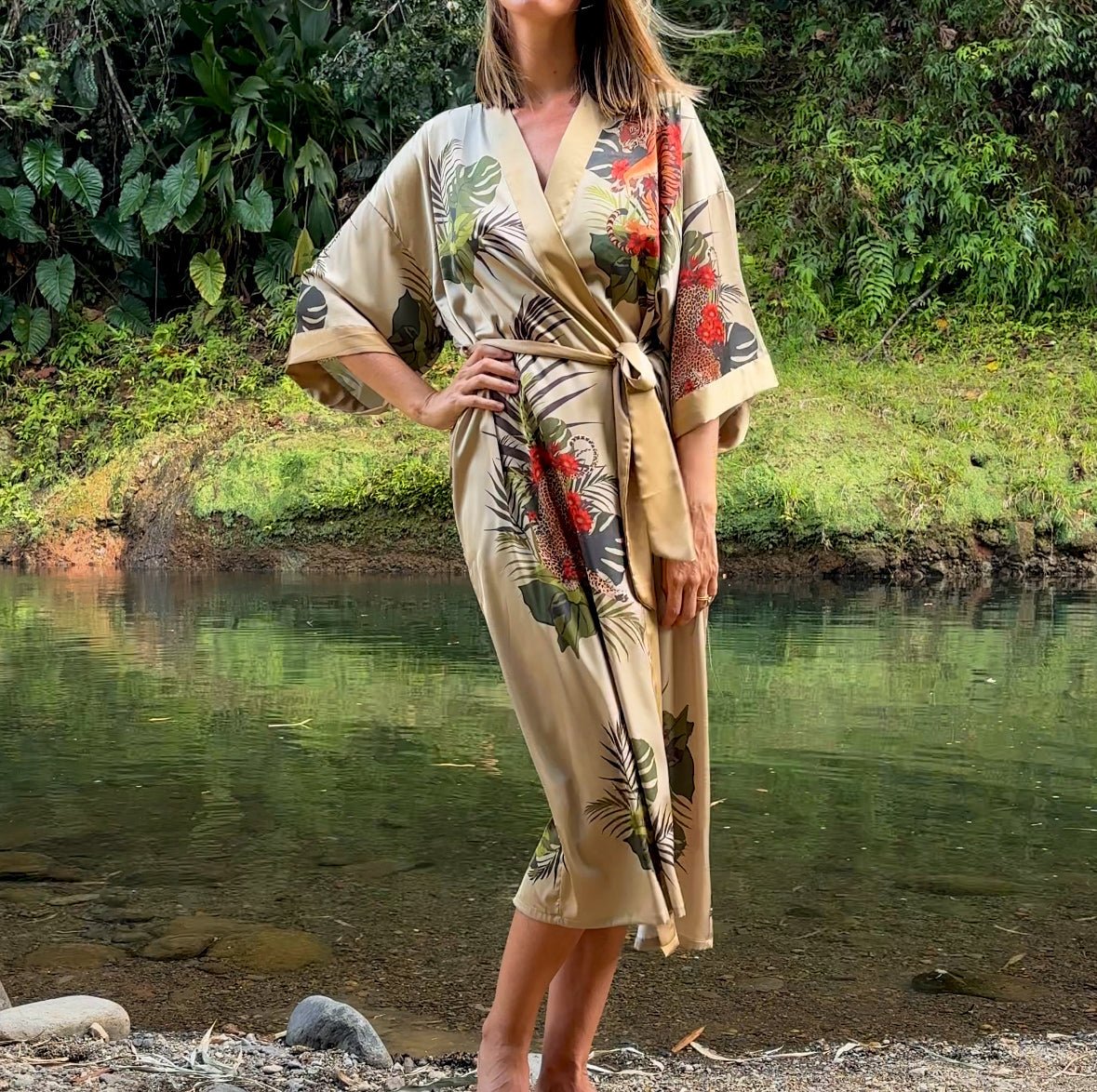 Betty – Beige champagne : Kimono long en satin de nuit à imprimé floral - Amboria