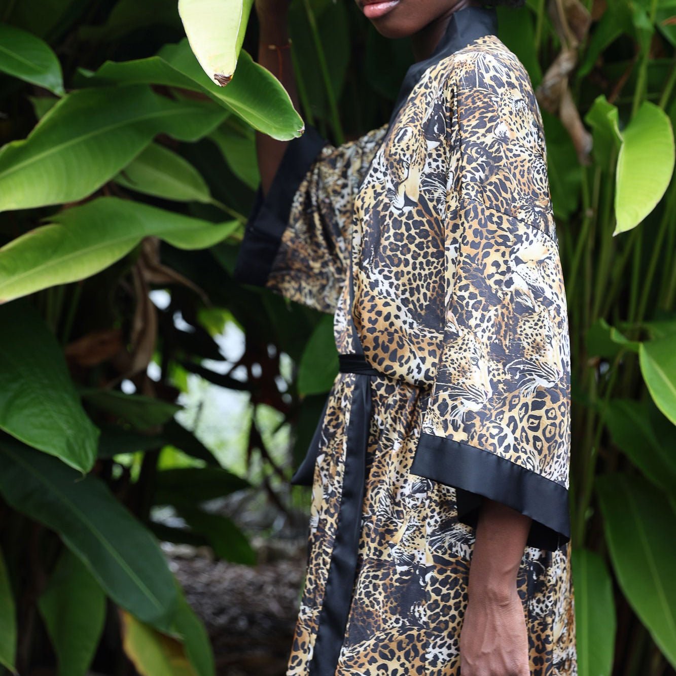 Betty – Léopard : Kimono long en satin de nuit à imprimé floral - Amboria