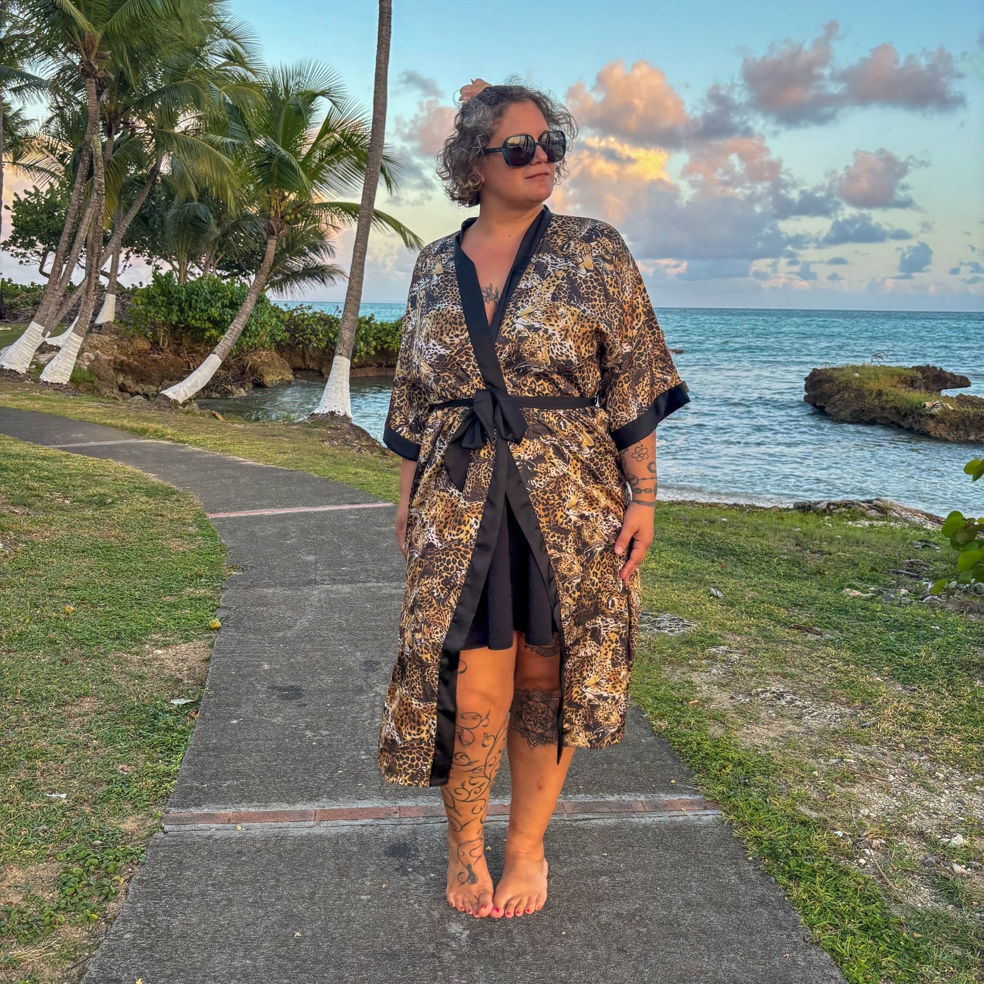 Betty – Léopard : Kimono long en satin de nuit à imprimé floral - Amboria