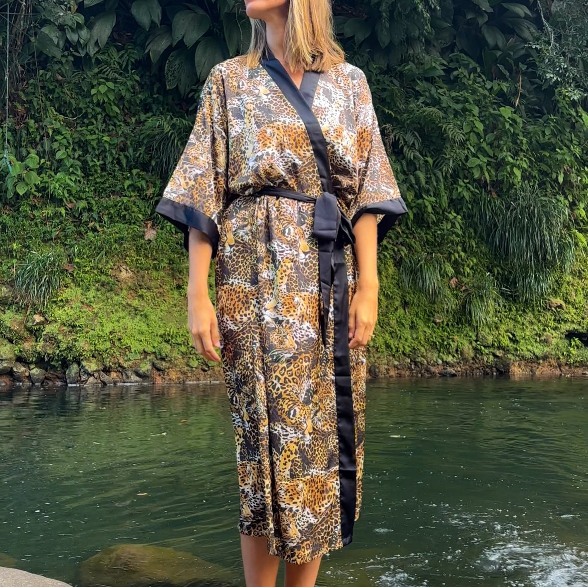 Betty – Léopard : Kimono long en satin de nuit à imprimé floral - Amboria
