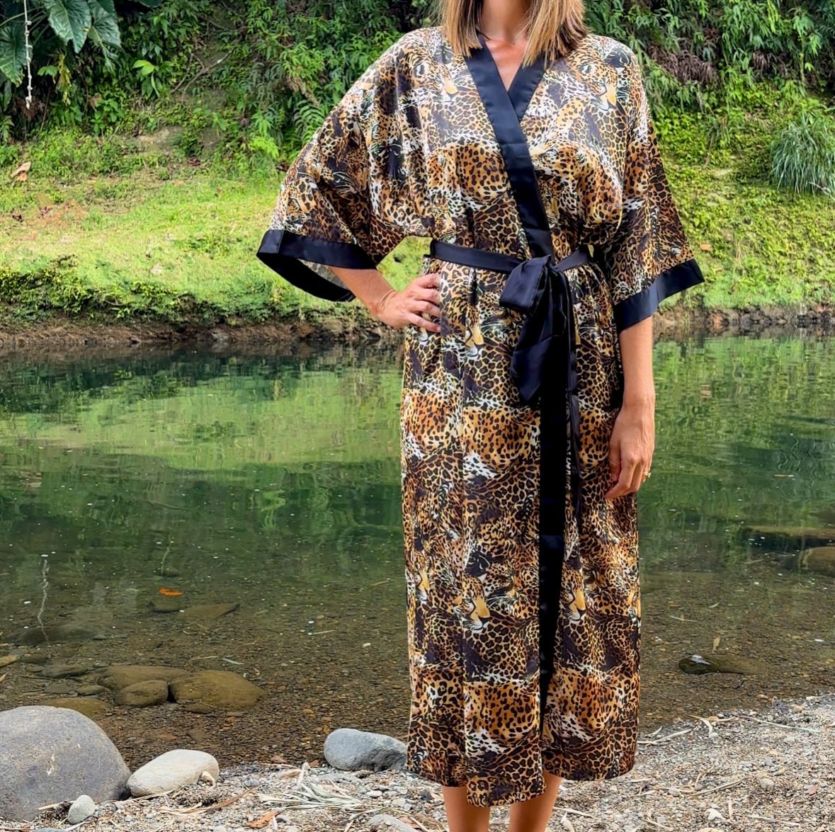 Betty – Léopard : Kimono long en satin de nuit à imprimé floral - Amboria