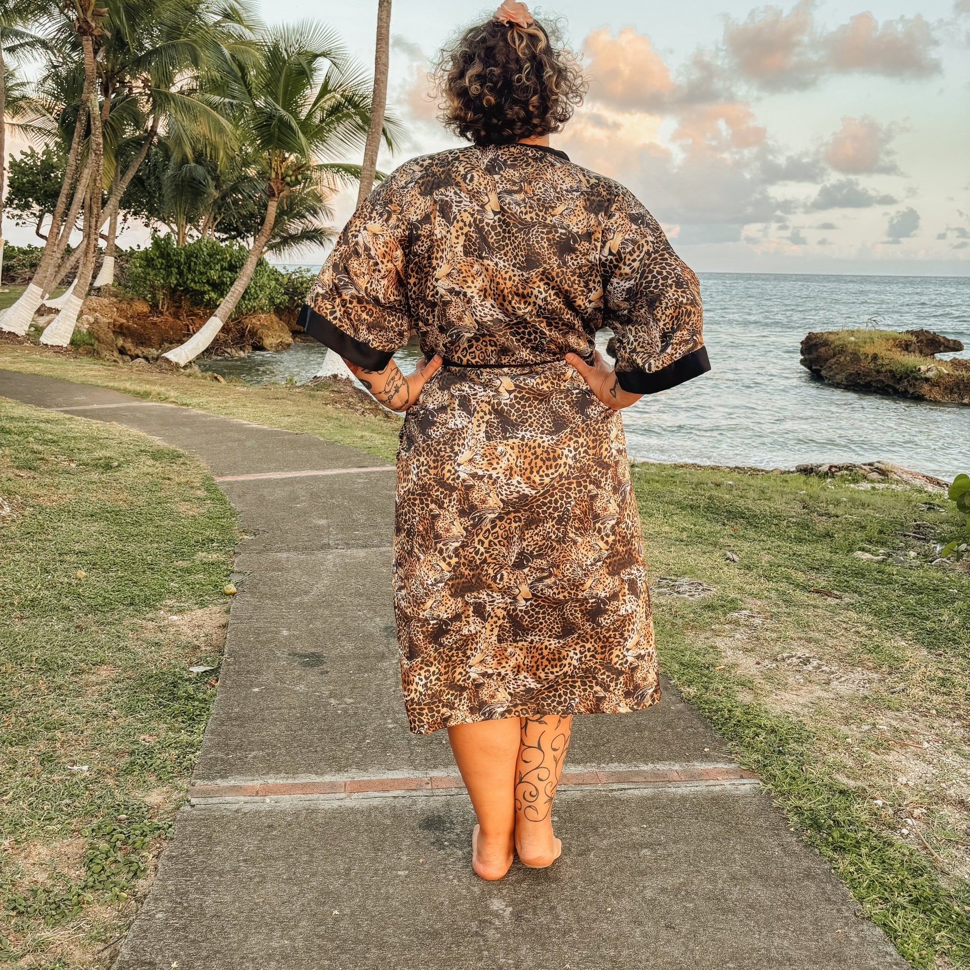Betty – Léopard : Kimono long en satin de nuit à imprimé floral - Amboria