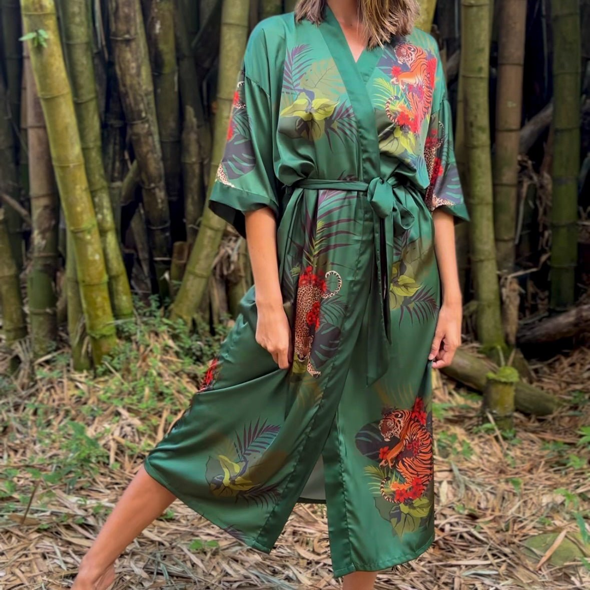 Betty – Vert émeraude : Kimono long en satin de nuit à imprimé floral - Amboria