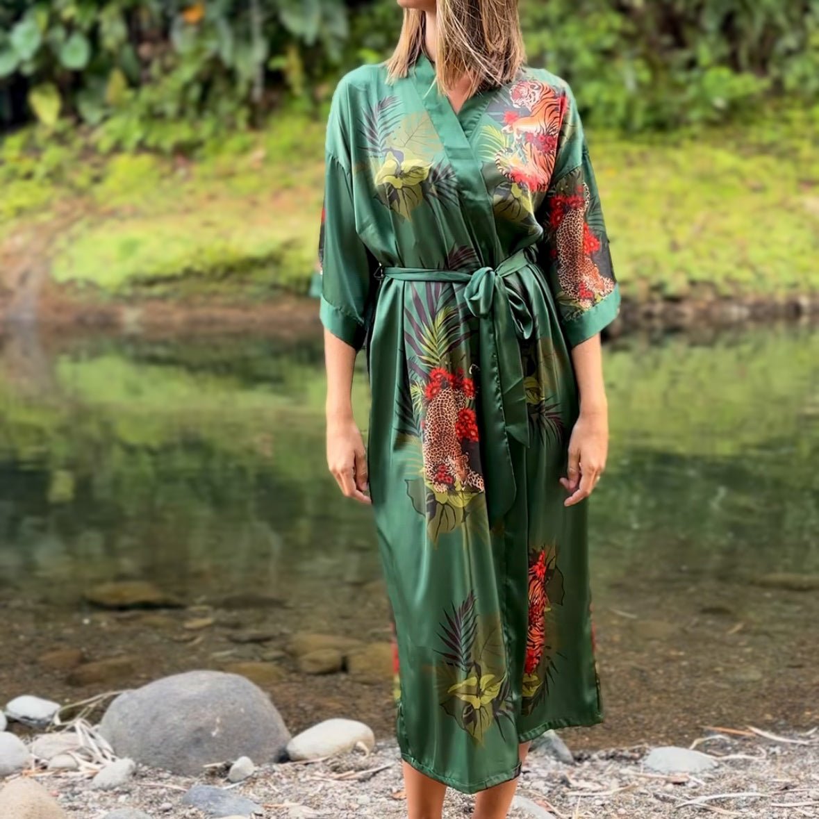 Betty – Vert émeraude : Kimono long en satin de nuit à imprimé floral - Amboria
