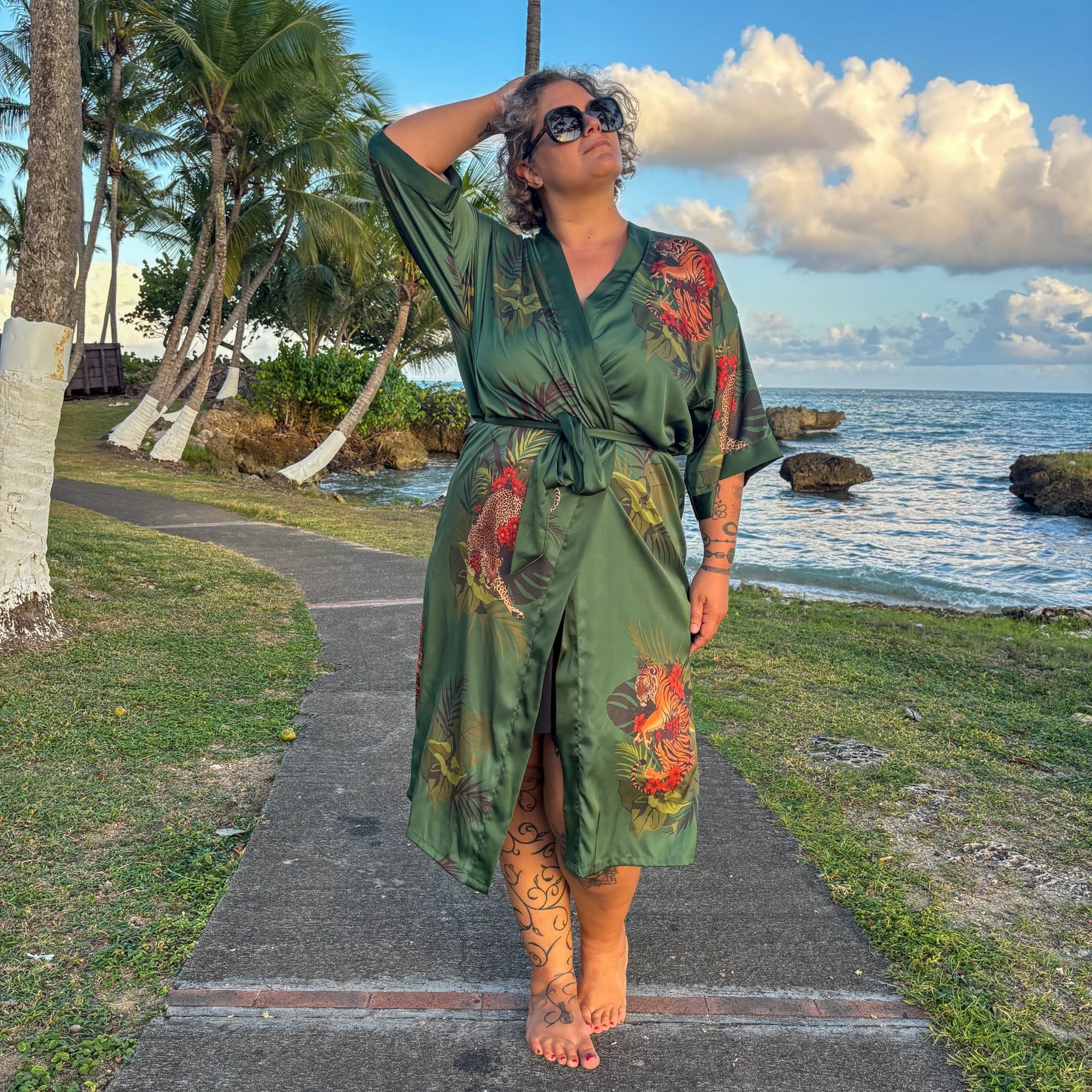 Betty – Vert émeraude : Kimono long en satin de nuit à imprimé floral - Amboria