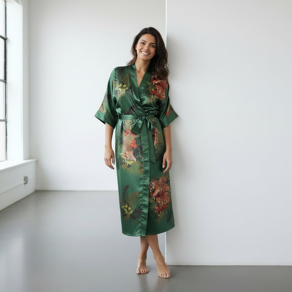 Betty – Vert émeraude : Kimono long en satin de nuit à imprimé floral - Amboria