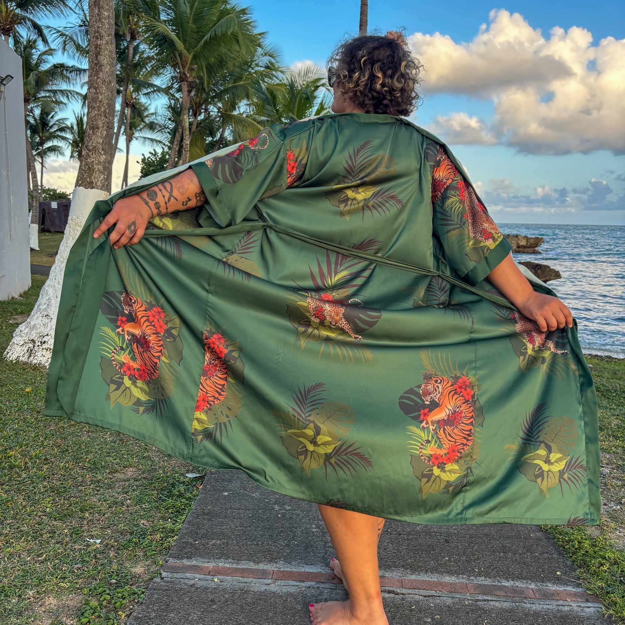 Betty – Vert émeraude : Kimono long en satin de nuit à imprimé floral - Amboria