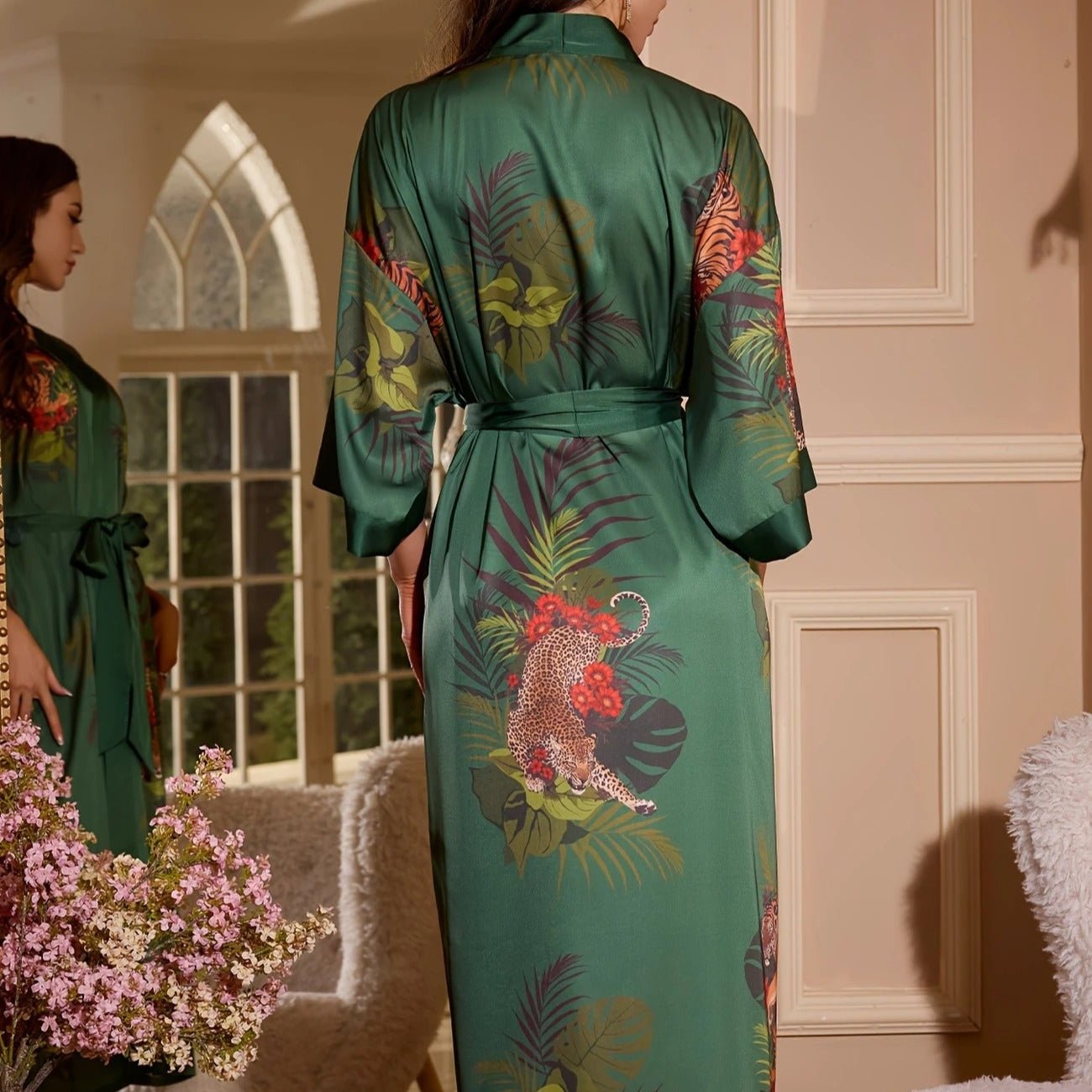 Betty – Vert émeraude : Kimono long en satin de nuit à imprimé floral - Amboria