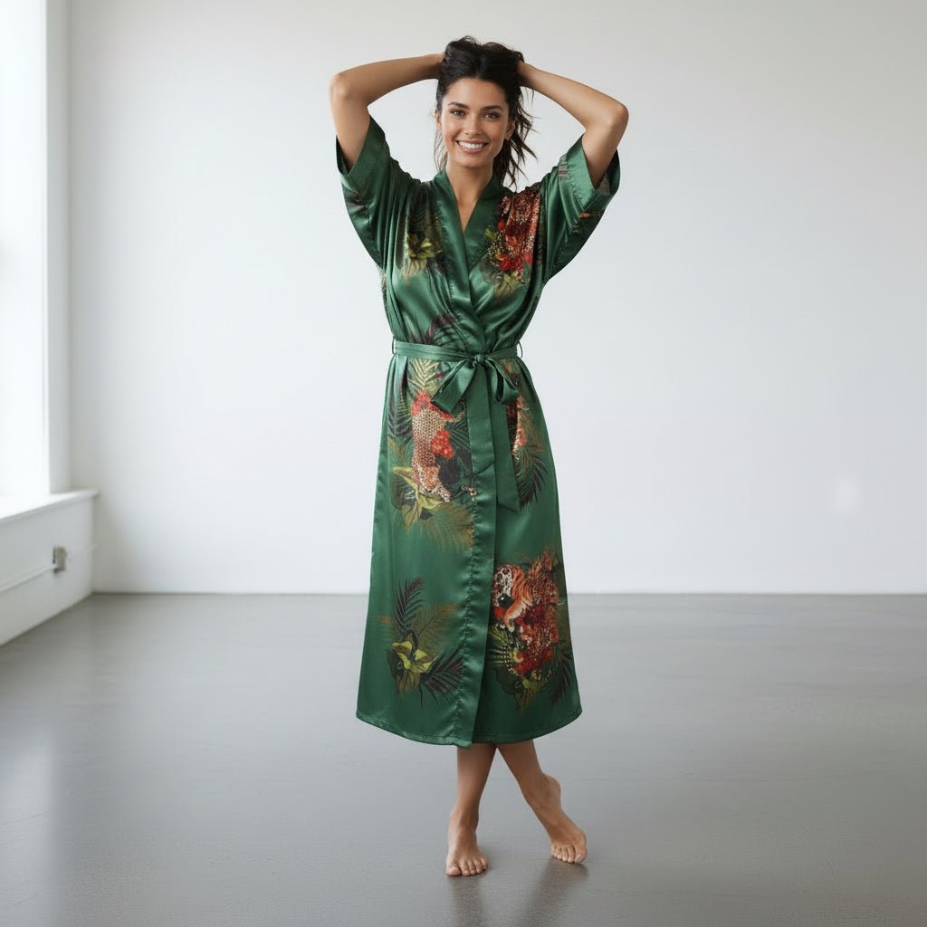 Betty – Vert émeraude : Kimono long en satin de nuit à imprimé floral - Amboria