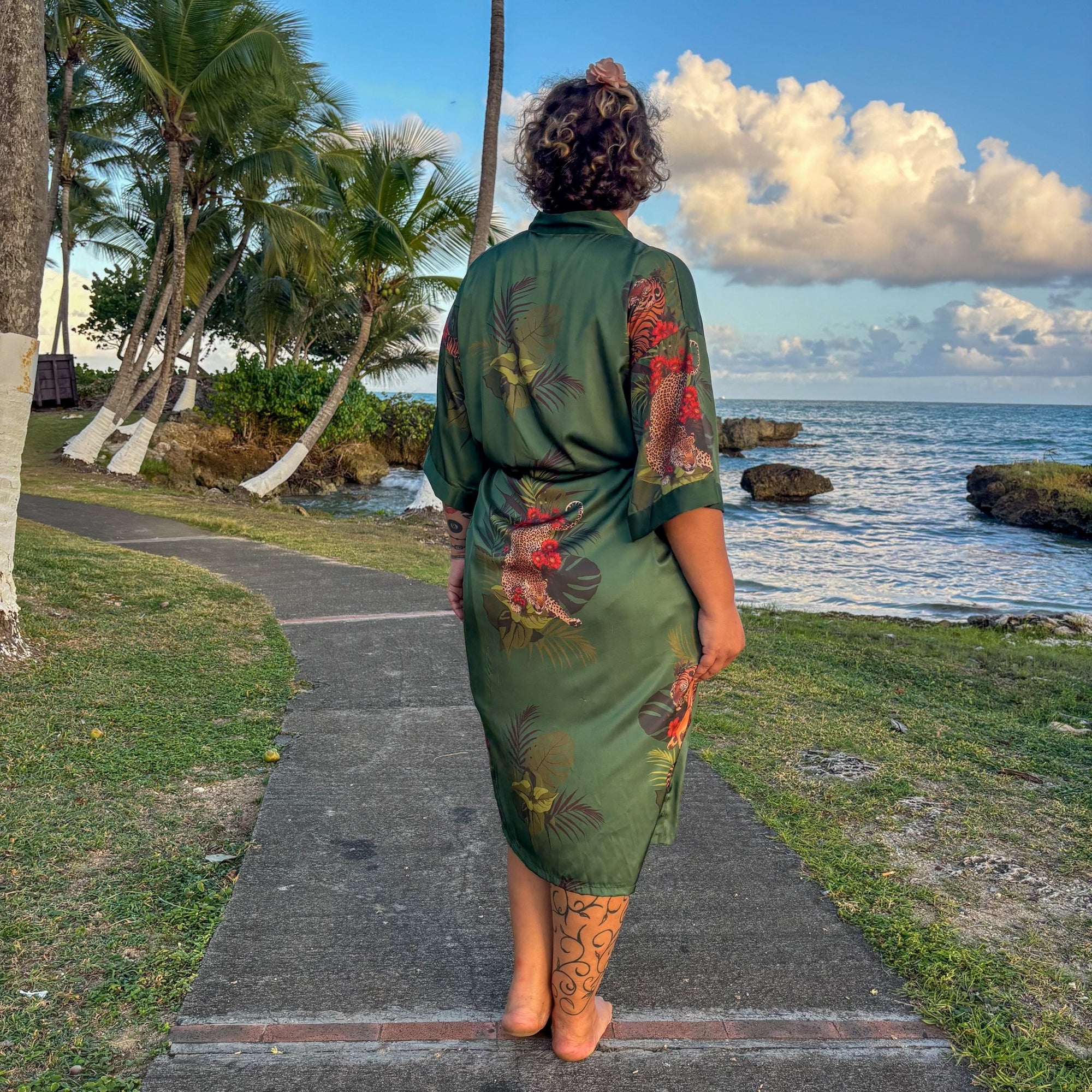 Betty – Vert émeraude : Kimono long en satin de nuit à imprimé floral - Amboria