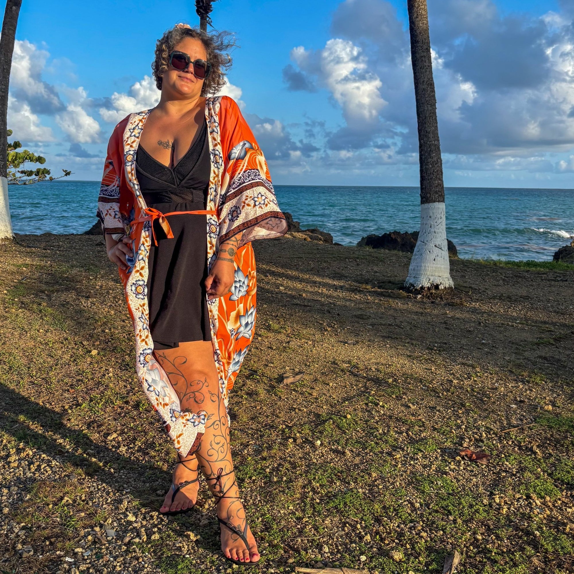 Charlize - Orange floral : Kimono long bohème, fluide et élégant en toute occasion - Amboria