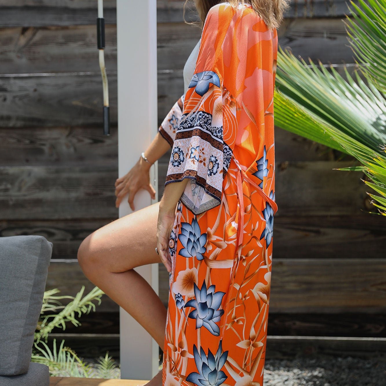 Charlize - Orange floral : Kimono long bohème, fluide et élégant en toute occasion - Amboria