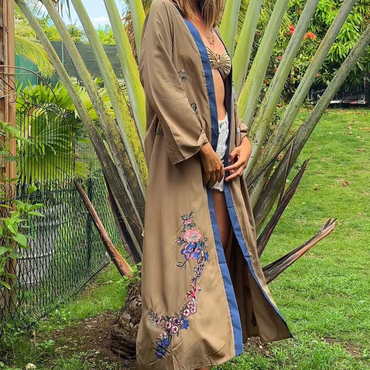 Charlize - Vert olive : Kimono long bohème, fluide et élégant en toute occasion - Amboria