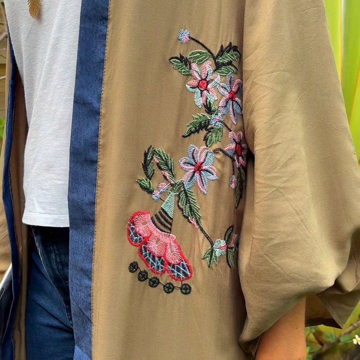 Charlize - Vert olive : Kimono long bohème, fluide et élégant en toute occasion - Amboria