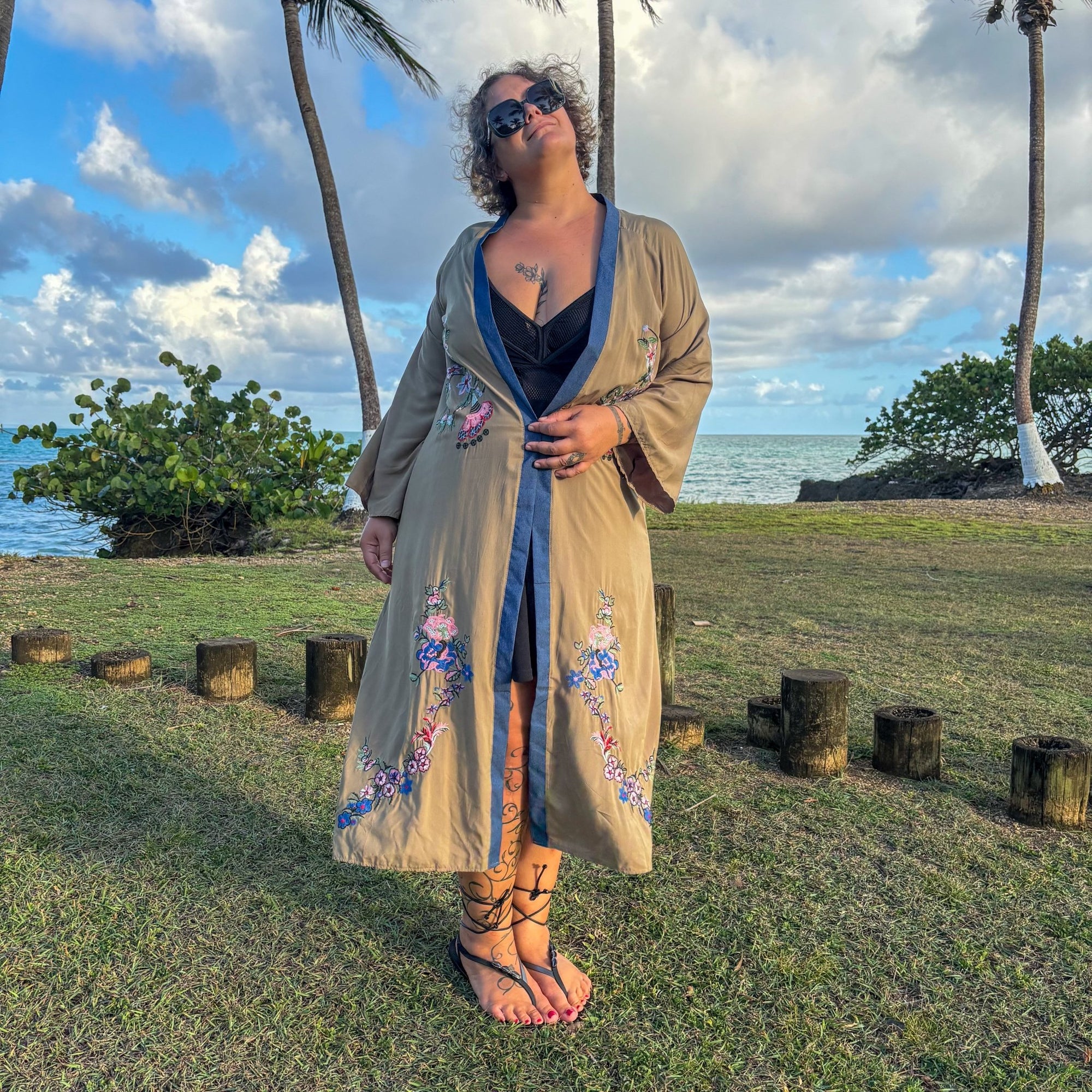 Charlize - Vert olive : Kimono long bohème, fluide et élégant en toute occasion - Amboria