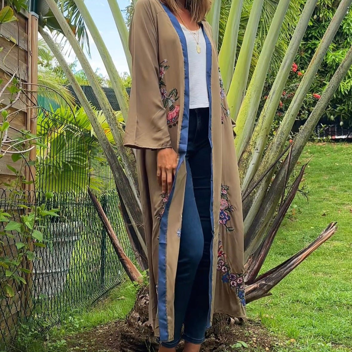 Charlize - Vert olive : Kimono long bohème, fluide et élégant en toute occasion - Amboria