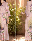 Amaya - Rose Floral : Kimono long de nuit en satin, confort et élégance