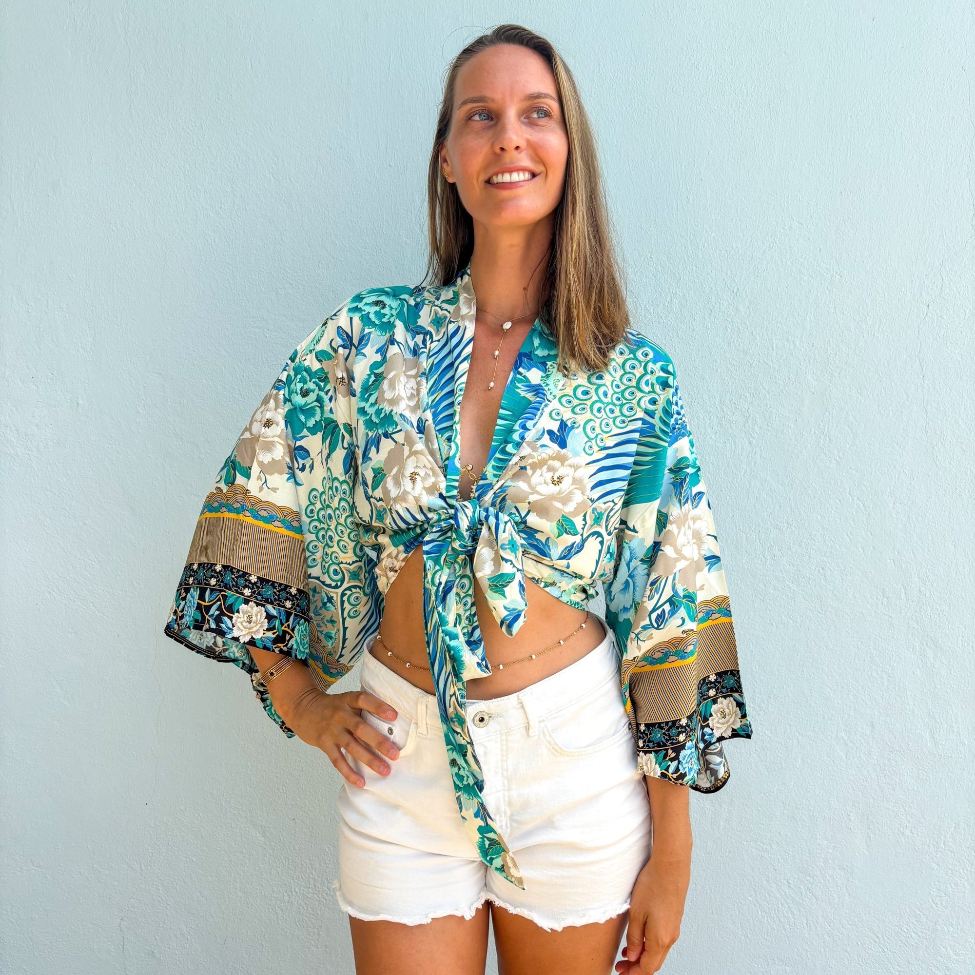 Giulia – Bleu ciel : Kimono court d’été, léger et élégant - Amboria