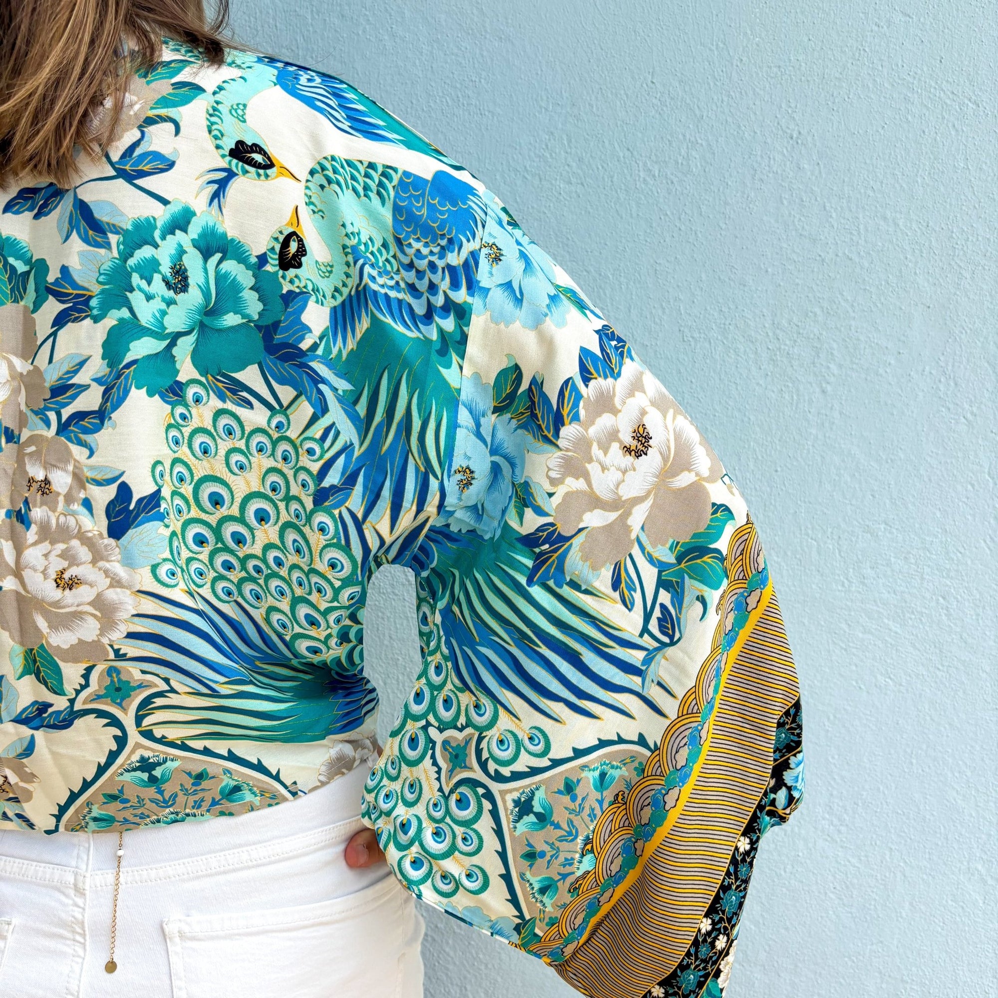 Giulia – Bleu ciel : Kimono court d’été, léger et élégant - Amboria
