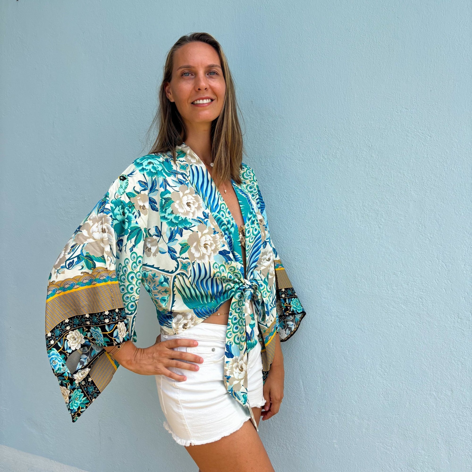 Giulia – Bleu ciel : Kimono court d’été, léger et élégant - Amboria