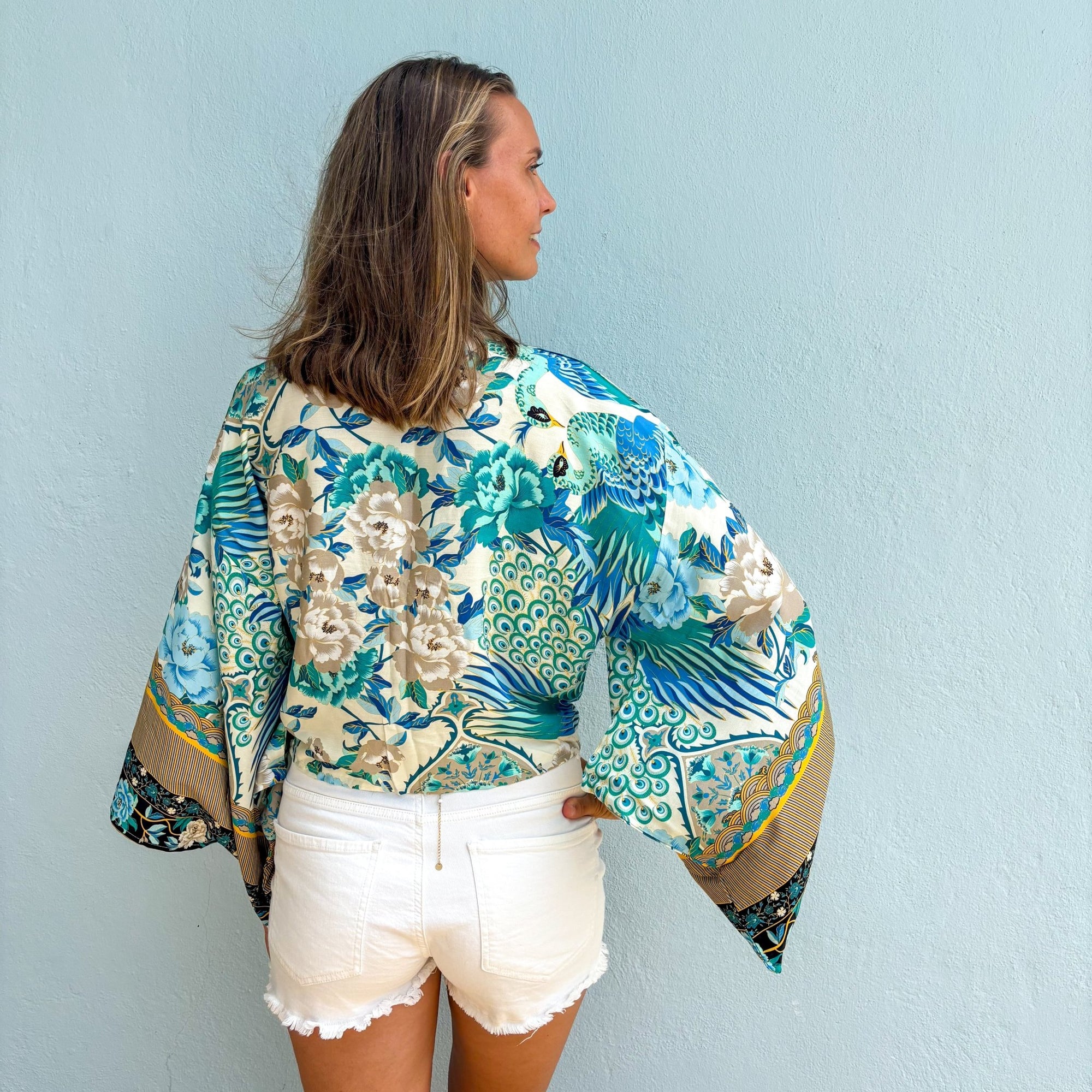 Giulia – Bleu ciel : Kimono court d’été, léger et élégant - Amboria