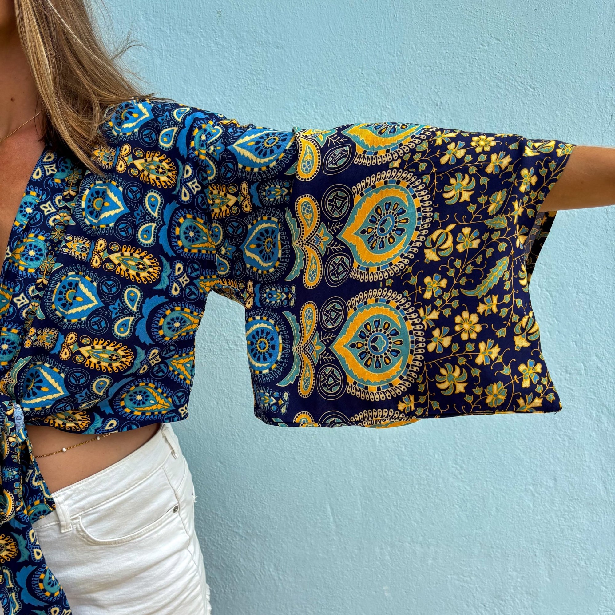 Giulia – Bleu jaune : Kimono court d’été, léger et élégant - Amboria