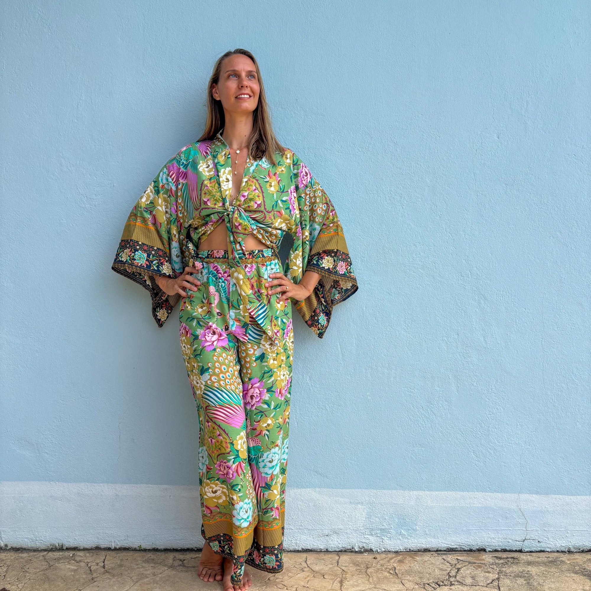Giulia — Ensemble kimono court &amp; pantalon fluide imprimé - Éveil Botanique - Amboria
