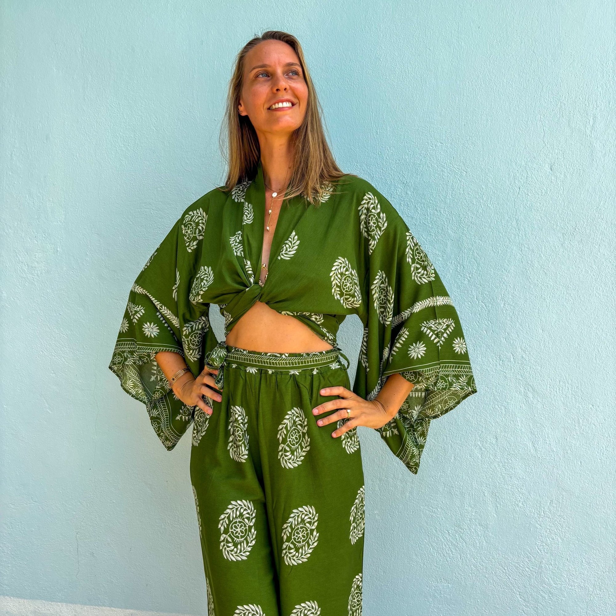 Giulia — Ensemble kimono court &amp; pantalon fluide imprimé - Vert Écume - Amboria