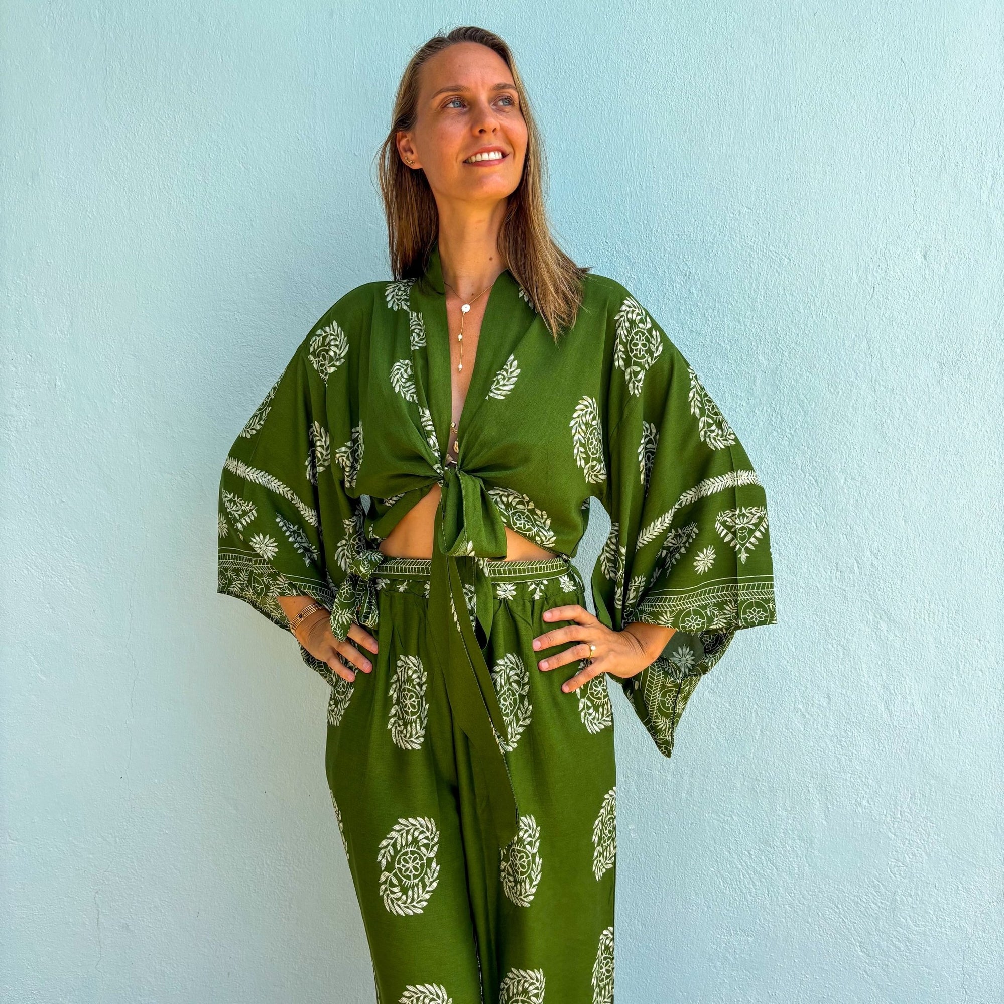 Giulia — Ensemble kimono court &amp; pantalon fluide imprimé - Vert Écume - Amboria