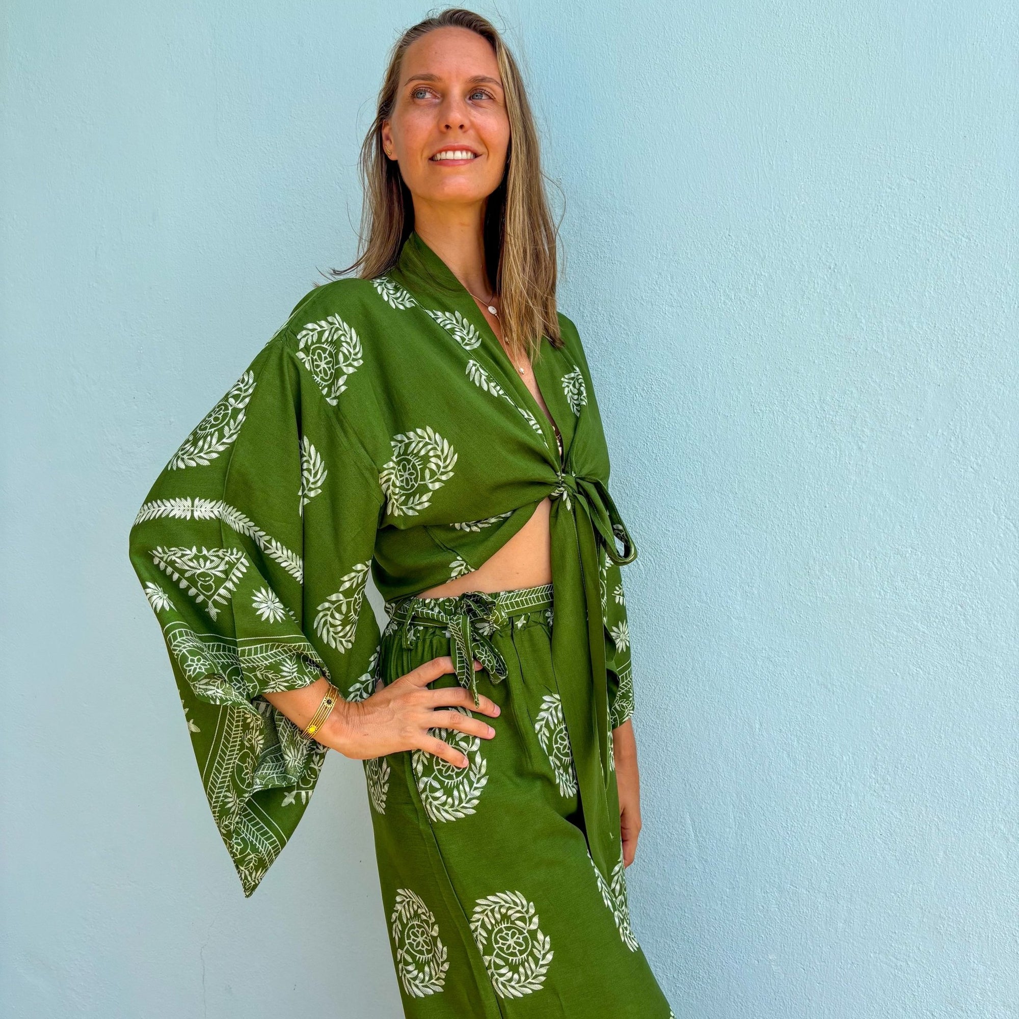 Giulia — Ensemble kimono court &amp; pantalon fluide imprimé - Vert Écume - Amboria