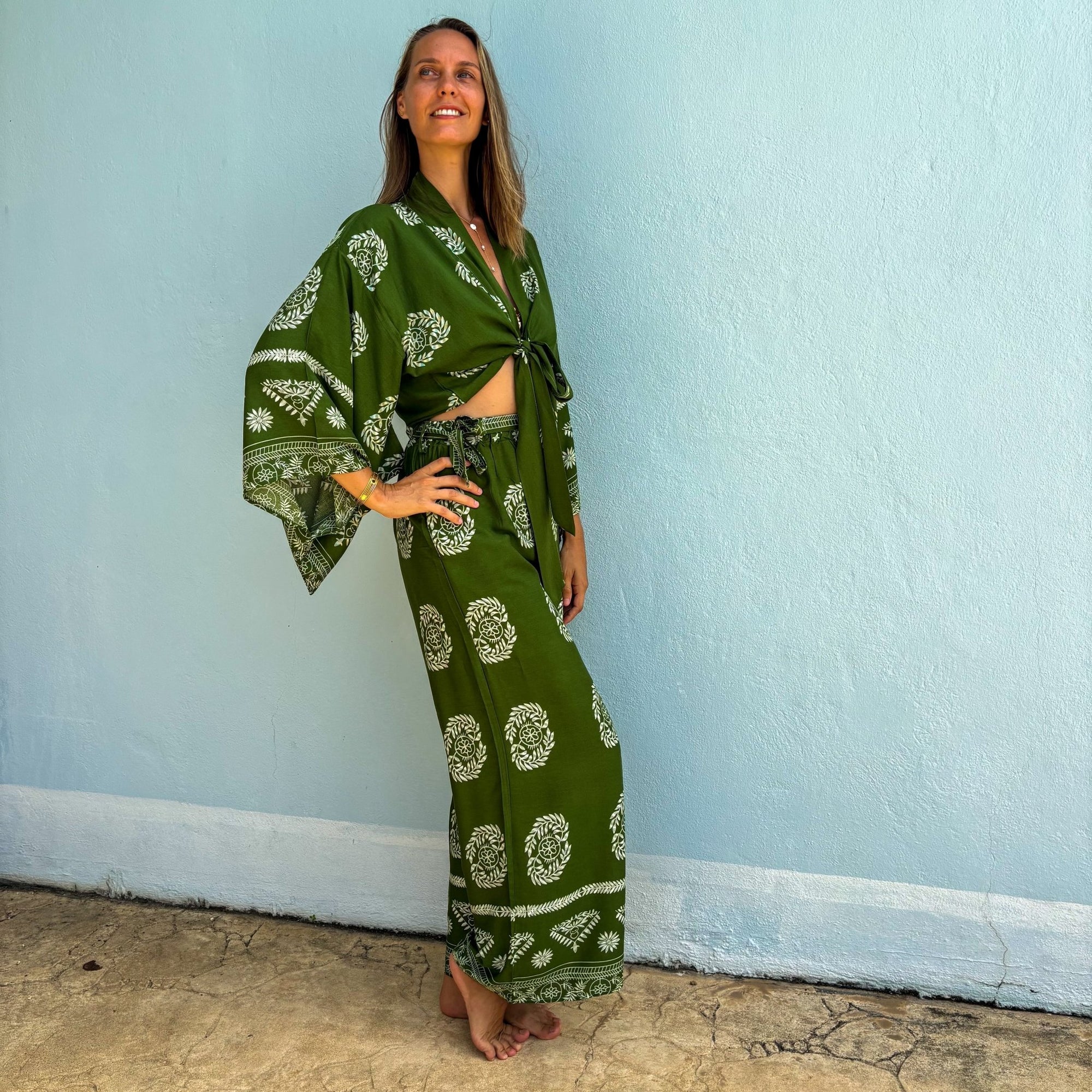 Giulia — Ensemble kimono court &amp; pantalon fluide imprimé - Vert Écume - Amboria