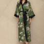 Amaya - Vert Noir : Kimono long de nuit en satin, confort et élégance