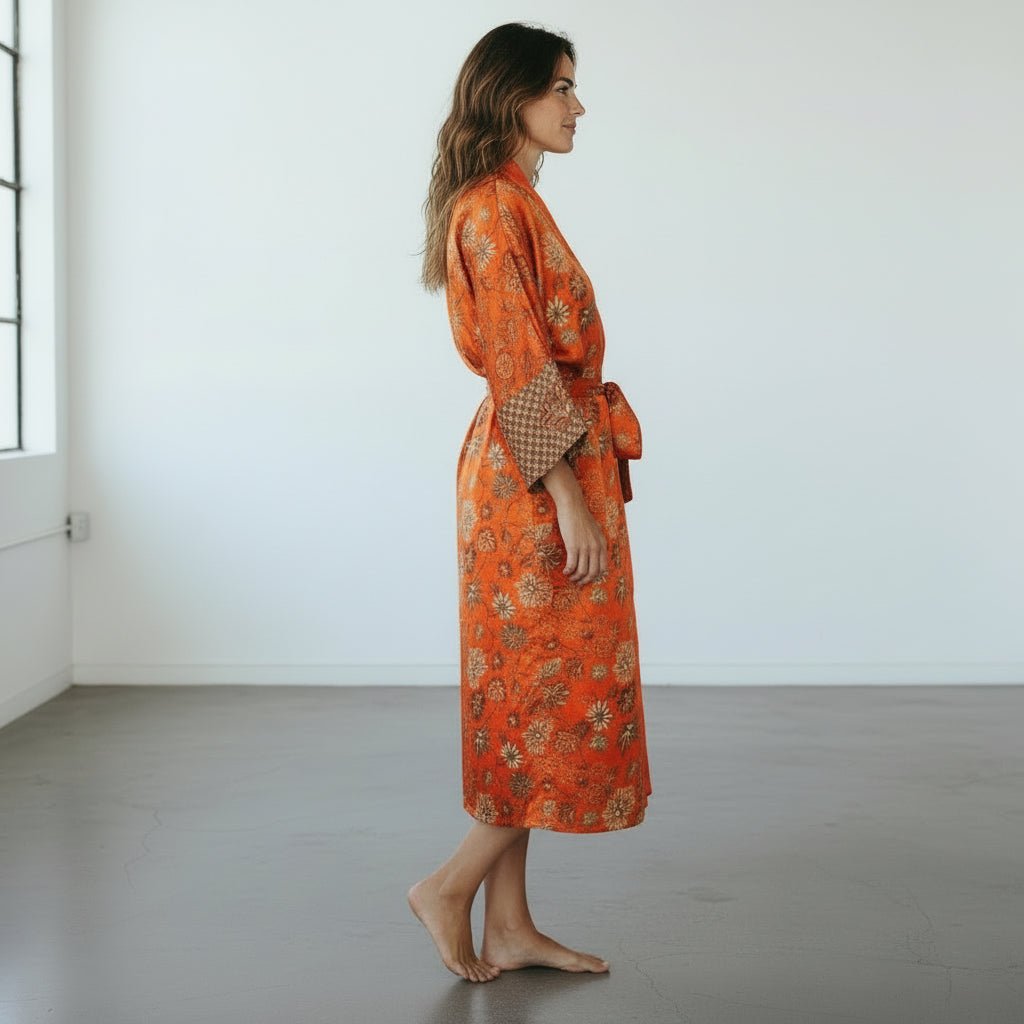 Kuta – Orange fleuri : Kimono long en soie - Amboria
