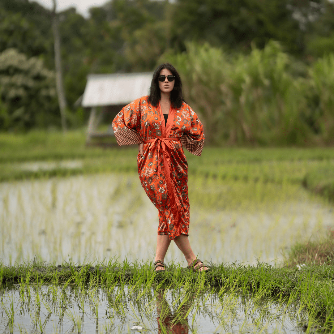 Kuta – Orange fleuri : Kimono long en soie - Amboria