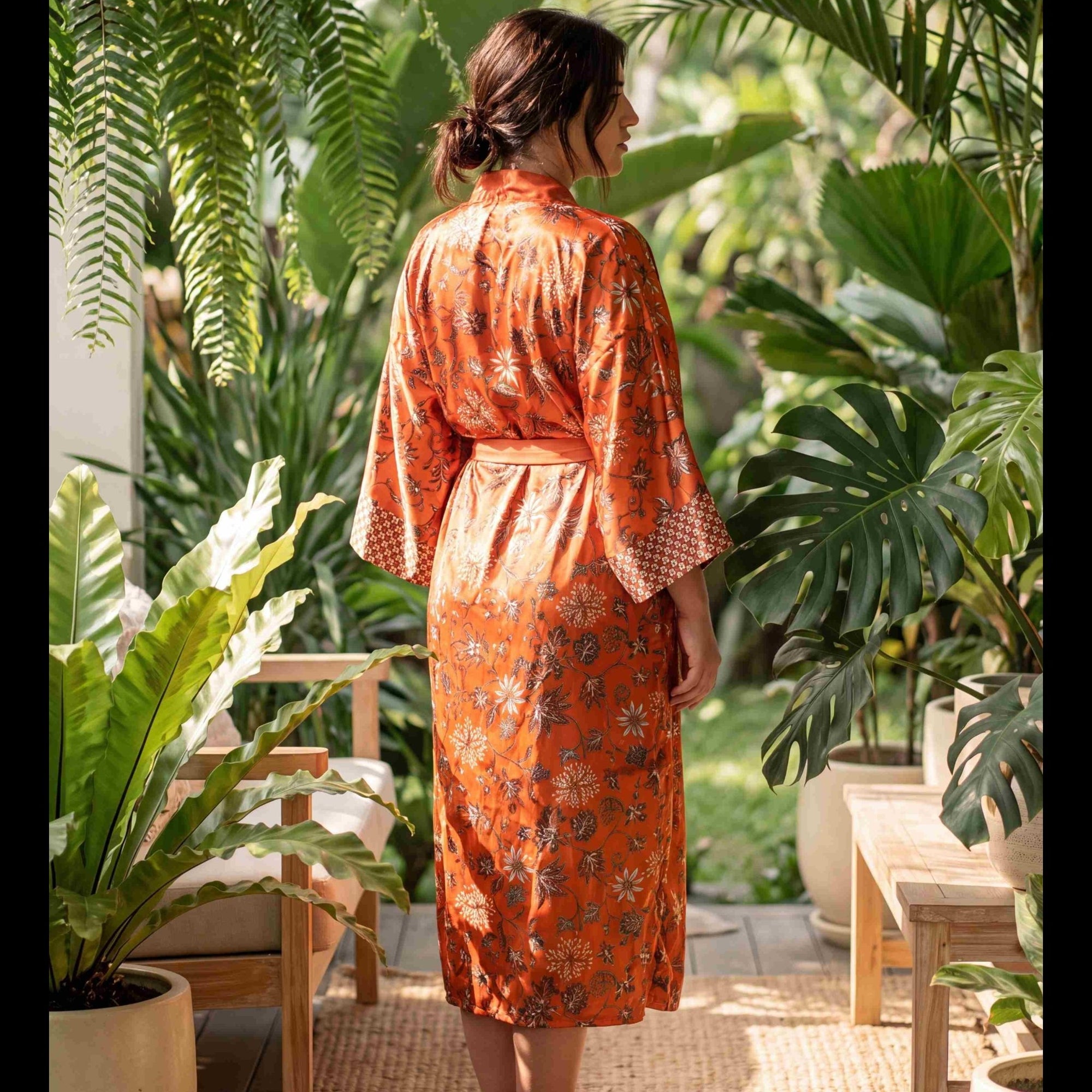 Kuta – Orange fleuri : Kimono long en soie - Amboria