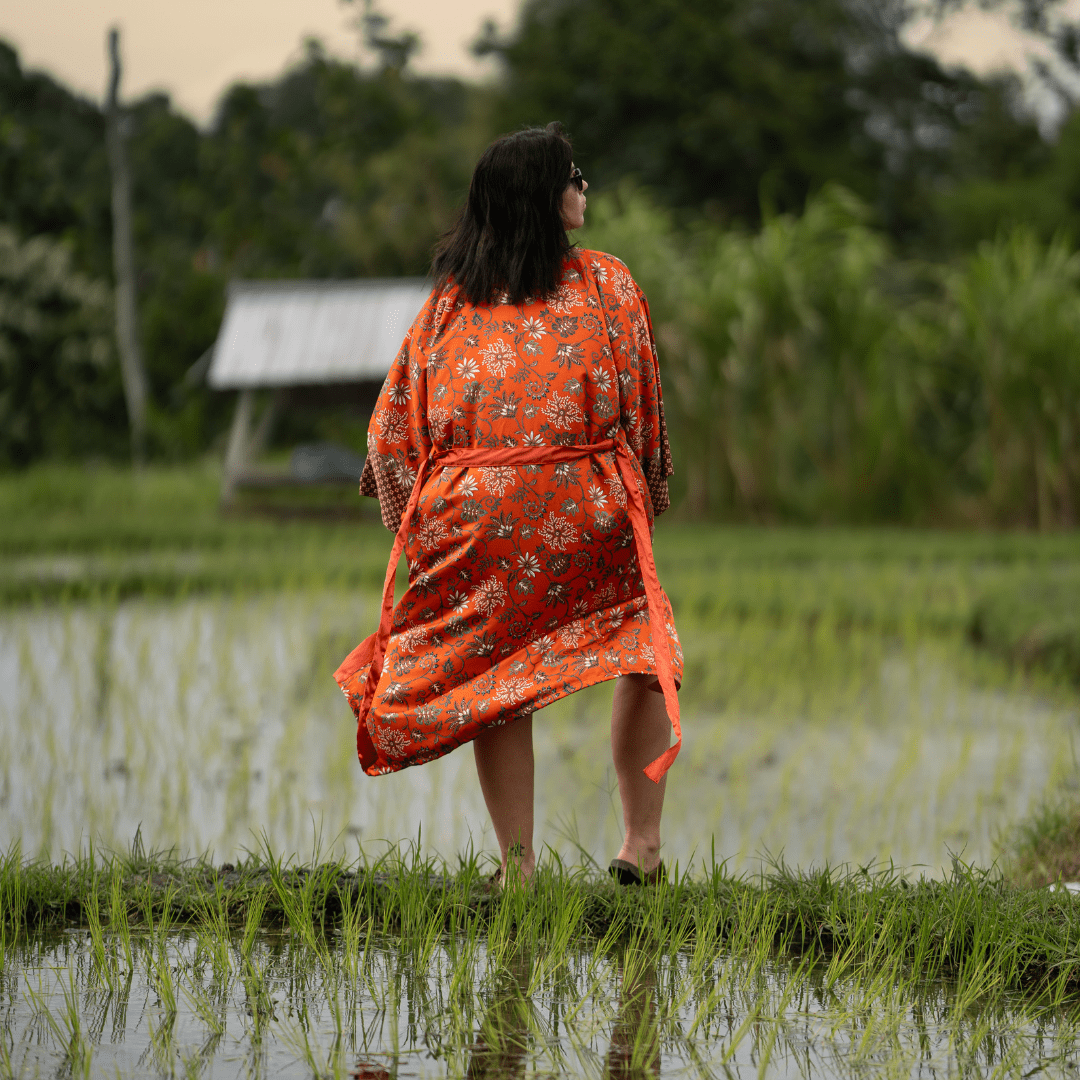 Kuta – Orange fleuri : Kimono long en soie - Amboria