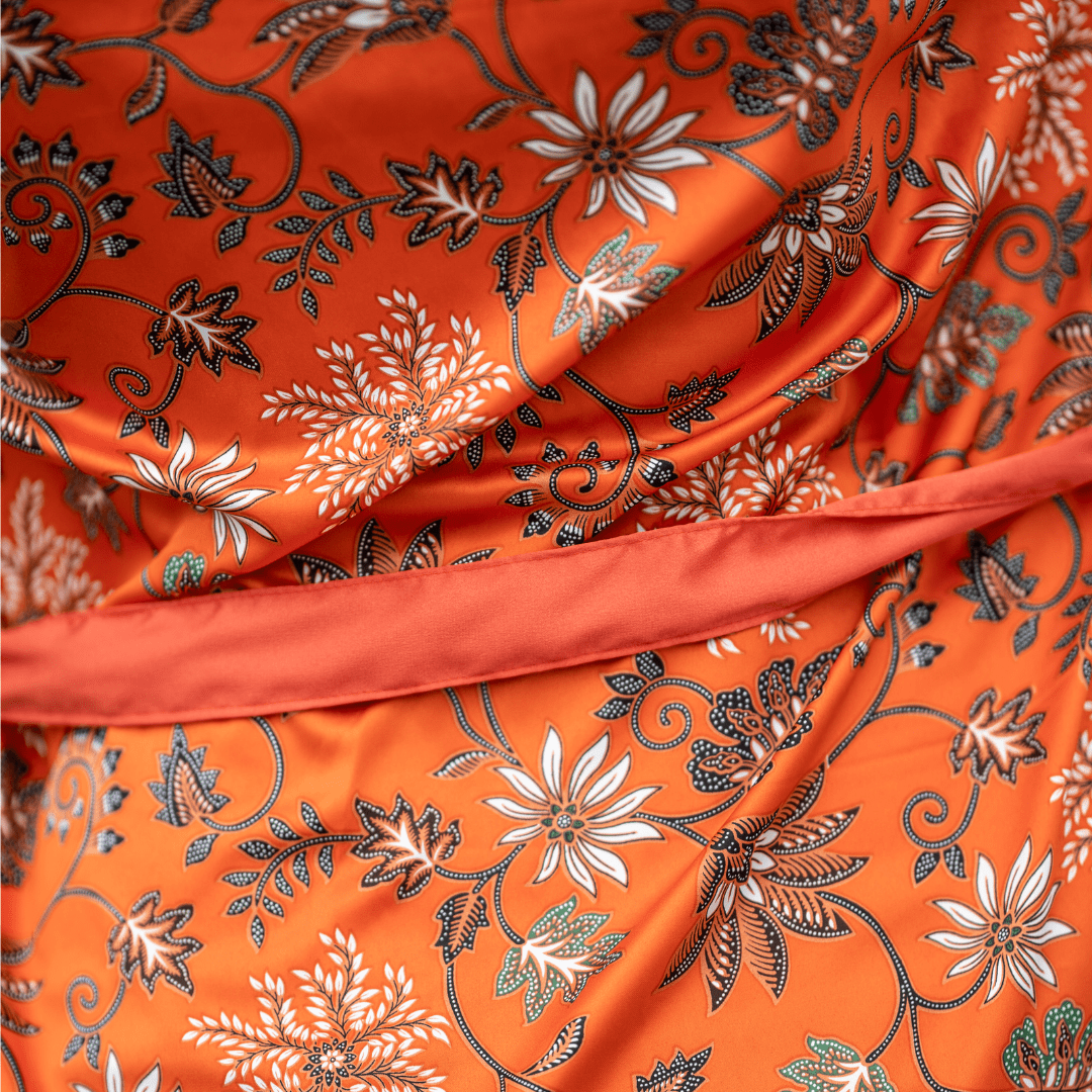 Kuta – Orange fleuri : Kimono long en soie - Amboria